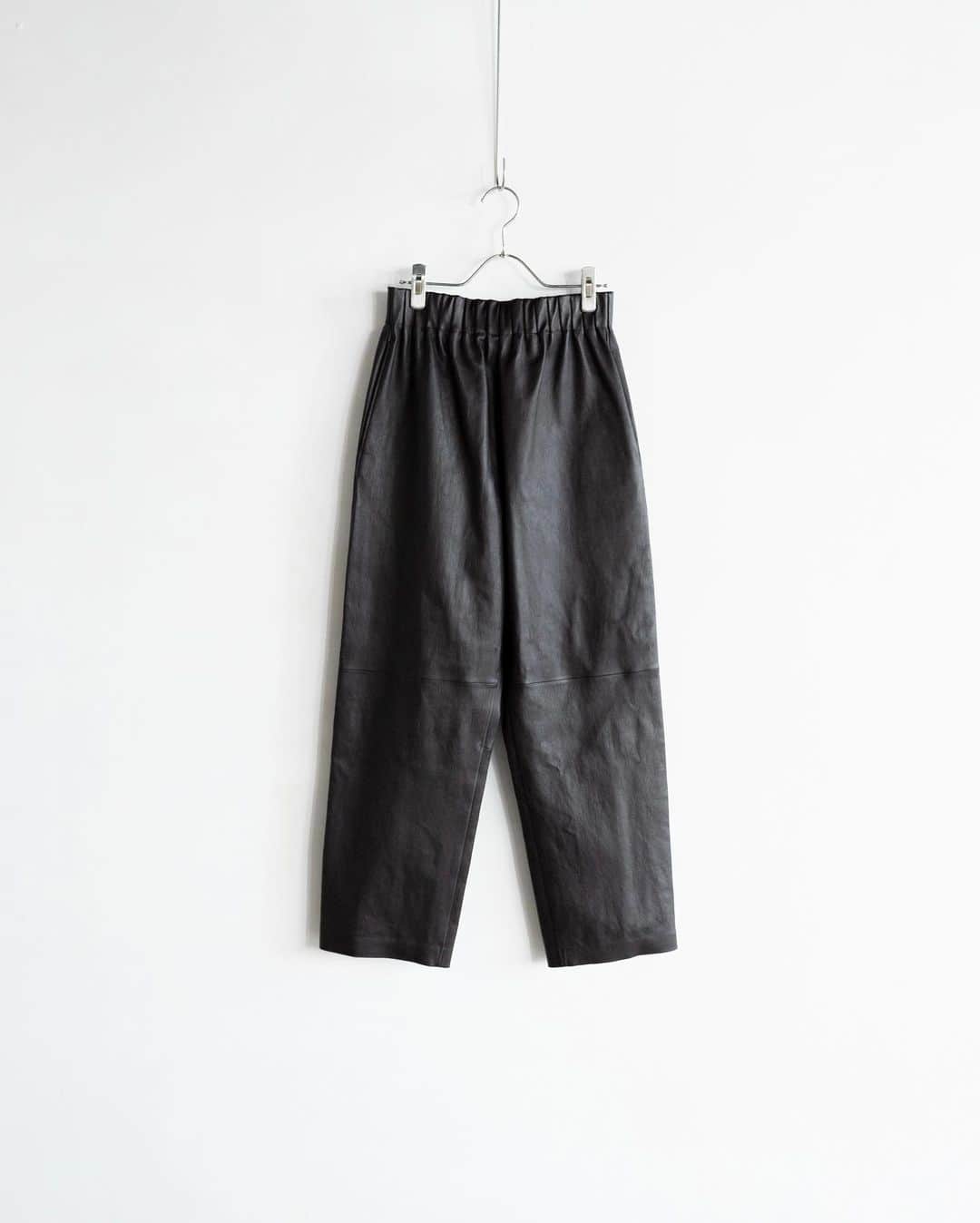 のインスタグラム：「〈FFORME〉  ［商品詳細］ P.1-5 37-04-34-04010 / ¥429,000 (tax in) SIZE : S  P.6-8 37-08-24-08002 / ¥803,000 (tax in) SIZE : S  ［取り扱い店舗］ 表参道ヒルズ店  #fforme #edition_jp #tomorrowland_jp」