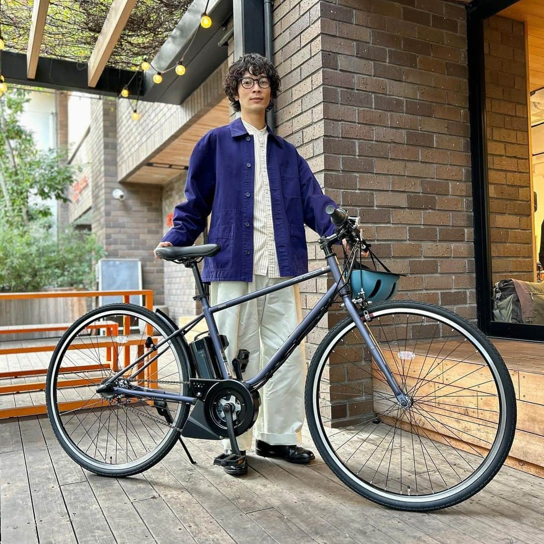 岩井拳士朗さんのインスタグラム写真 - (岩井拳士朗Instagram)「YAMAHA PAS新型モデル、CRAIGの発表会に参加してきました🚲 ビジュアルもカラーリングも洒落てます。 撮影で乗りましたがスイスイ☺︎ 俺も欲スイ。  #CRAIGのある生活 #自転車好きと繋がりたい #YAMAHA #ヤマハ発動機 #PAS #PAS新型モデル発表会 #黒縁メガネ男子 #街乗り #ハンバーガー #パーマ #岩井拳士朗 #PR」11月16日 21時10分 - kenshiro_iwai