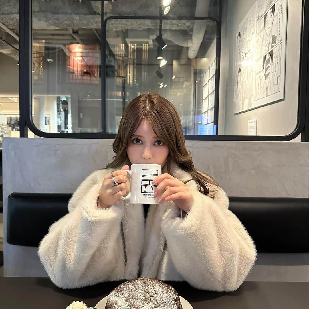吉崎綾のインスタグラム：「モノトーンカフェ☕️🐻‍❄️🤍🩶」