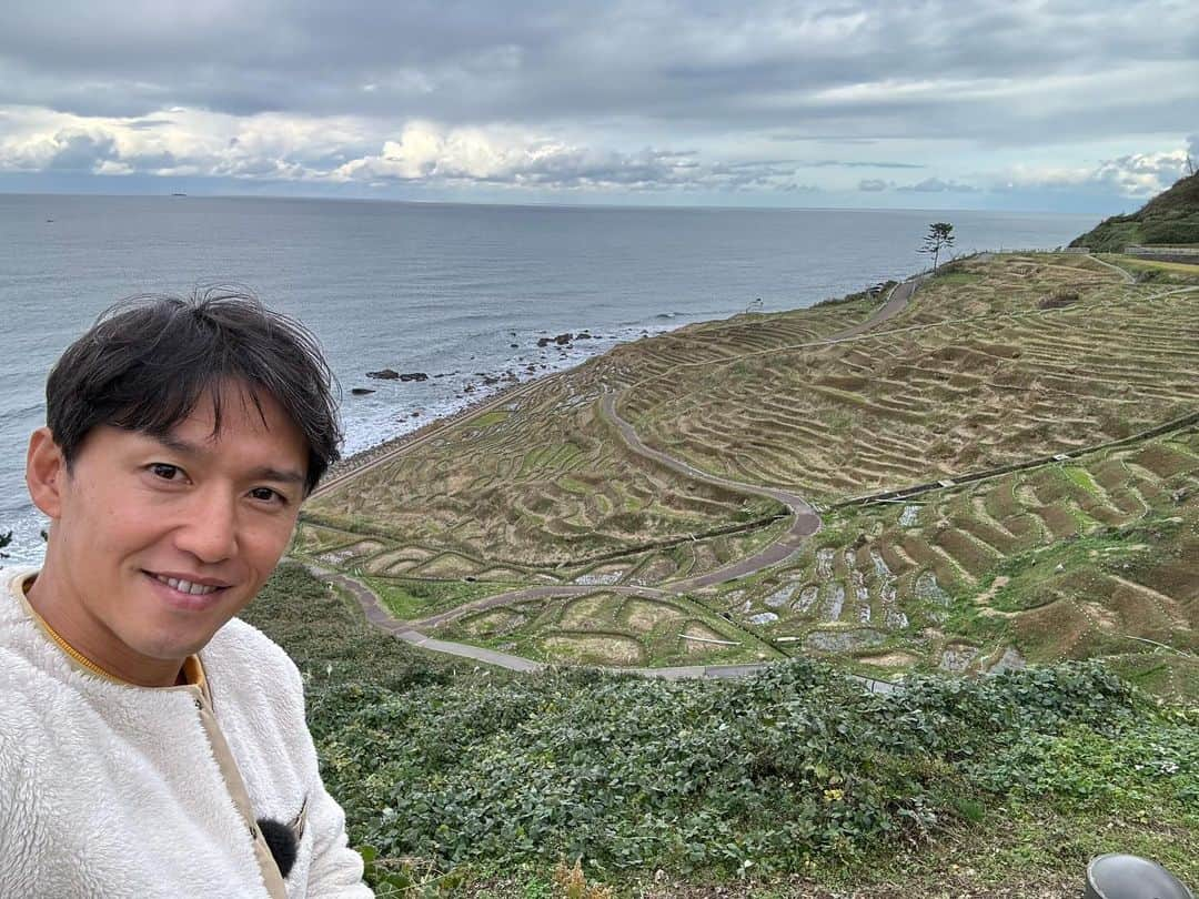 山中真さんのインスタグラム写真 - (山中真Instagram)「・ 輪島市が誇る絶景、 白米千枚田。  全国に棚田は数あれど 海に連なる棚田は おそらくここだけらしく。  見るのは美しいけど 農作業大変だろな。  景観として残してきた 努力、工夫に敬意です。  稲刈りから来春の田植えまでは ライトアップも。  目の前の道の駅には イカの魚醤、いしりや フグの子（卵巣）のぬか漬け、 なんて珍しいものも売ってます♪  #mbs #よんチャンtv  #毎日生中継 #山ちゃん中継  #石川県輪島市 #白米千枚田 #いしり　#ふぐの子糠漬け」11月16日 21時12分 - makorine1120