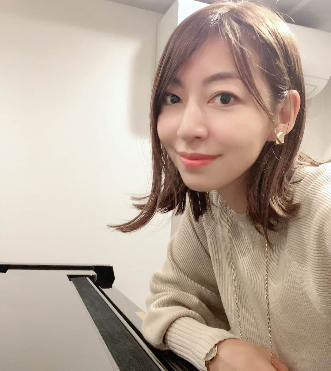 由梨香のインスタグラム：「今日もリハしてきました！ やっぱりグランドピアノって好きだなぁって 改めて思ったりしながらの最終確認✨  いよいよ明日ライブです！ この日限定のある事もご用意しました😍 新曲もお披露目するよ✨  皆様にエネルギーチャージして頂ける様楽しい夜にします！ 久しぶりのバンドライブ本当に楽しみ！ まってるねー！  2023年11月17日（金）渋谷JZ Brat 大石由梨香 Birthday Live 2023 open : 18:00  /  Start : 19:00 前売り：￥5000  /  当日￥5,500 出演：大石由梨香 梶谷裕子（Vn.）山田章典（Ba.）工藤明（Dr .）  ◾️会場ご予約はこちら https://ssl.form-mailer.jp/fms/8f9fe9b048815  ◾️配信チケットはこちら https://twitcasting.tv/c:gnmusic/shopcart/270163」