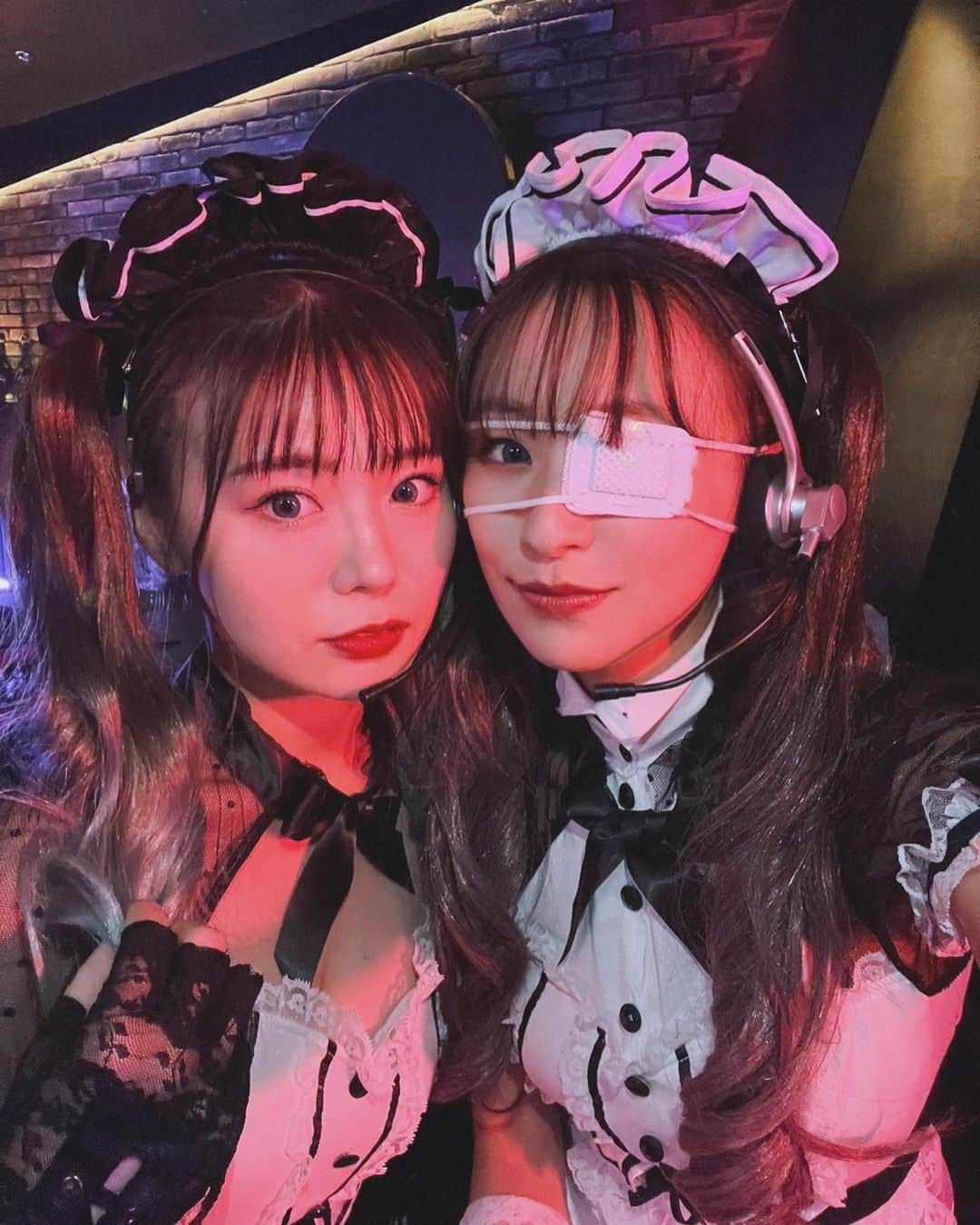 鈴木美羽のインスタグラム：「お知らせです！  Amazon Original映画『ナックルガール』に出演させていただいています。試合のリングアナをしてます！  衣装もヘアメイクも新鮮でした😌 こんなにも可愛い衣装を着ながら悍ましい言葉を吐きます。そのギャップが、演じていて楽しかったです！  三吉彩花さんのアクションシーン、震えるほどかっこいいです… 是非ご覧ください！  写真は現場で仲良くなった井口綾子ちゃんと☺️ #ナックルガール」