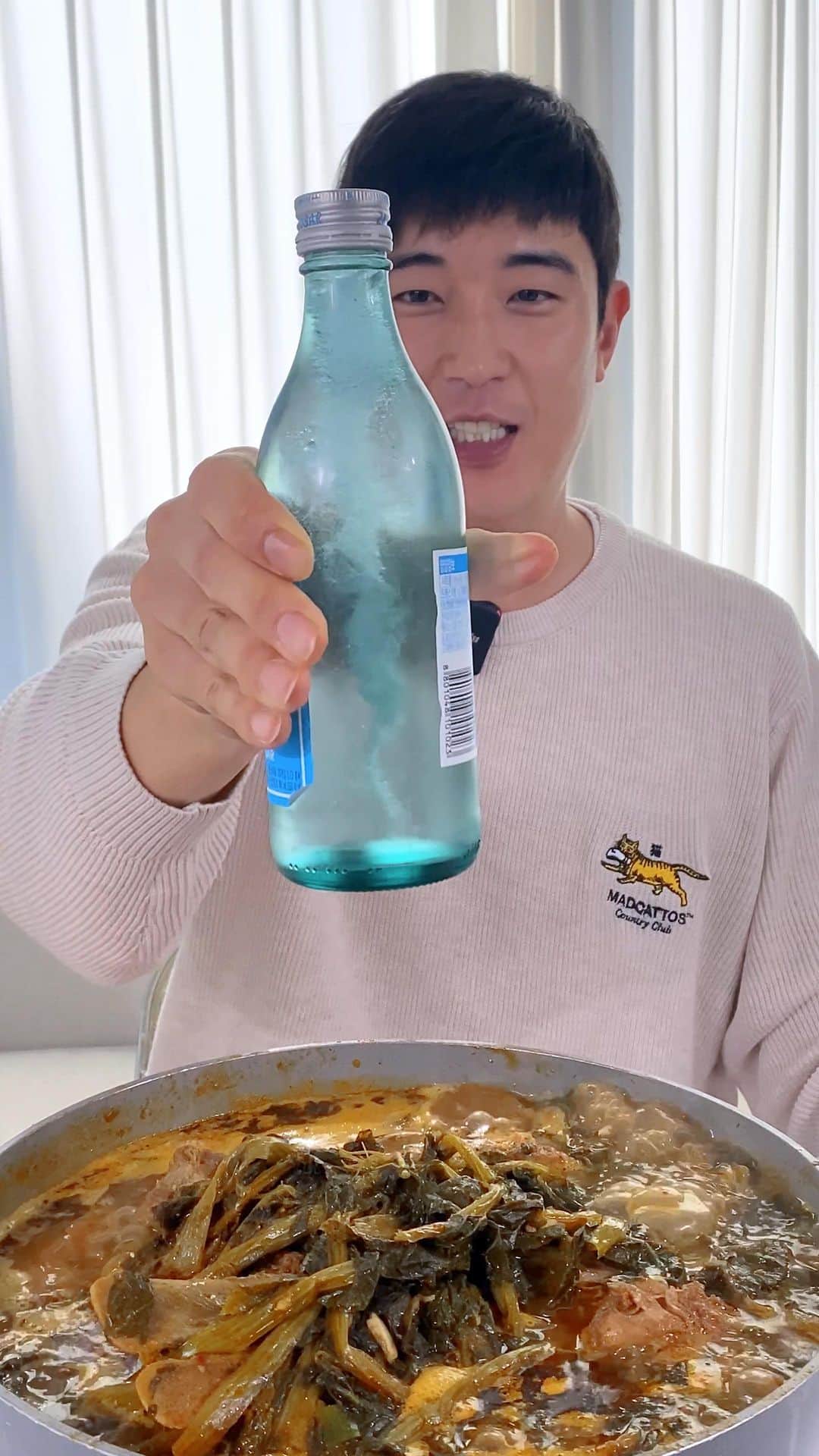 のインスタグラム：「아 소주 땡기네!!☔️  <📝#menu> 감자탕 1팩 + 라면사리 2개 21,600원 감자탕 2팩 + 라면사리 4개 43,200원 감자탕 3팩 + 라면사리 6개 61,800원 (무료배송🎁)  🛒다들 마음에 드는 구성 장바구니에 담으시고 ~ 구매는 프로필 링크 클릭!  📢아아 - 비 오는 오늘의 메뉴는 감자탕 입니다  그냥 감자탕 아니고요, 이세상 맛이 아닌 ”저세상 감자탕“  요즘 감자탕 밖에서 먹으면 부담되는데 단 1팩으로 두명이서 배터지게 먹을 수 있다는 점 !  심지어는 혜자스러운 양은 기본이구요 일반 냉동 식품과는 전혀 다른 모든걸 핸드메이드로 제작한 수제 감자탕이랍니다  거기다 추운 날씨에 어울리는 뜨뜻한 국물도 맛이 끝내주고요 끝내주는 국물과 같이 즐기시라고 라면사리 친구도 서비스로 껴드려요 🎁  이 좋은 구성은  아쉽지만 딱 금요일까지만 진행되니 꼭 놓치지 마세요 🔥🔥  링크는 프로필 링크에 있어용👍」