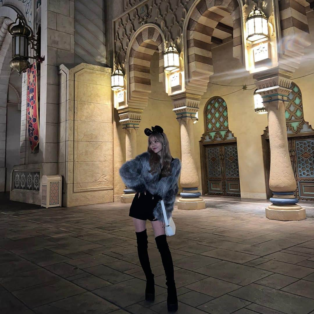 高畑麻優さんのインスタグラム写真 - (高畑麻優Instagram)「ディズニーぴさびさ🏰🩷  髪染めましたあ！！マツエクもしたよー！🩶」11月16日 21時15分 - 04__m.aa