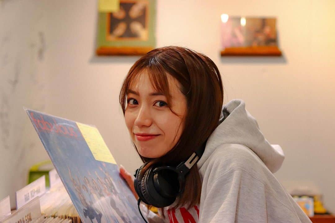 佐藤あいりのインスタグラム：「🎧 いつどんな時も 音楽に触れていたいな💭  常に近くに音楽がある人生を送りたい」