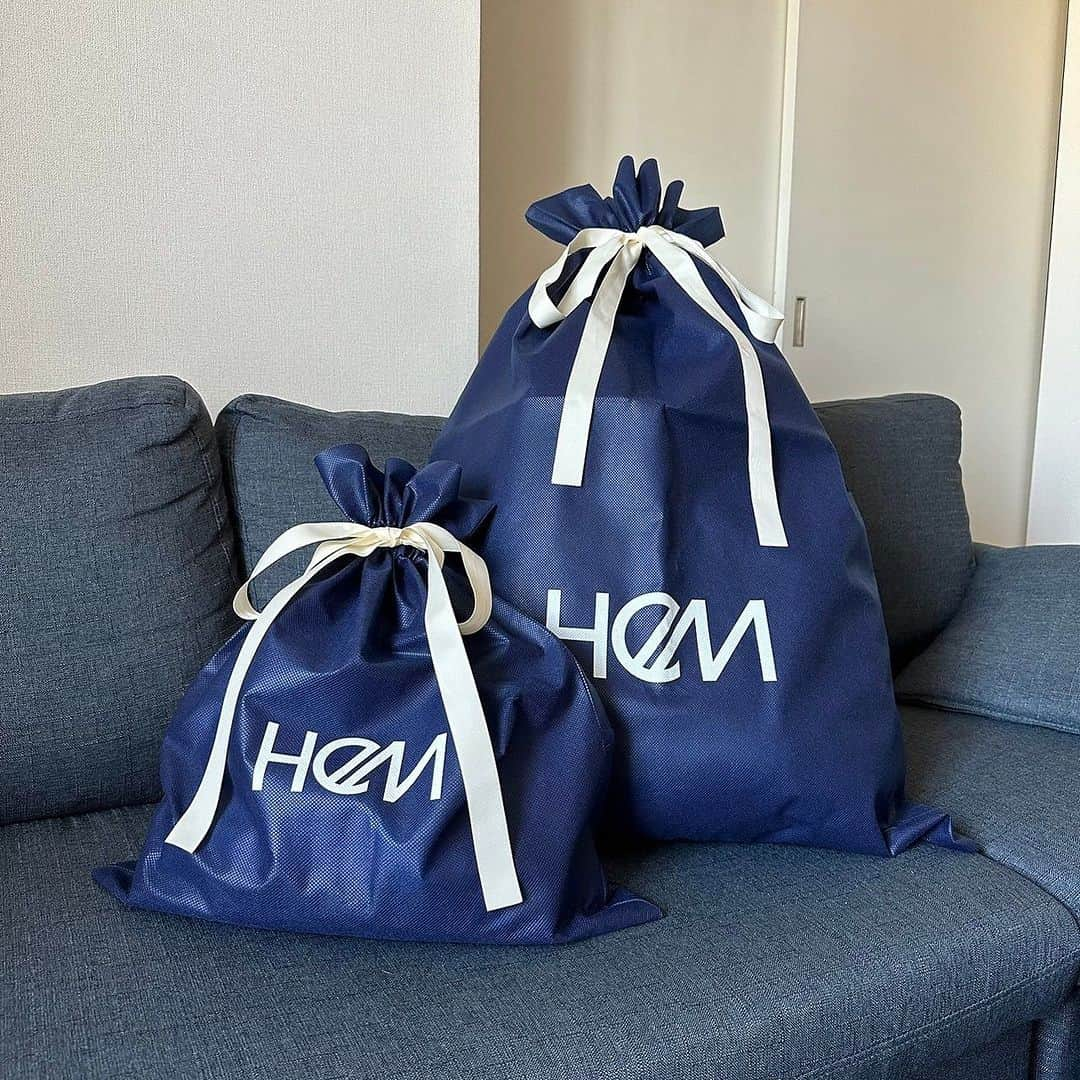 HeMのインスタグラム：「大切な方への贈り物に最適なギフトラッピング袋の登場です🎁✨  こちらはオフィシャルサイト限定のレアアイテムです👏  男性へも女性へもお使いいただけるネイビーカラーのデザイン。 リポンはゴールドで高級感が漂います💖  プロフィールページのURLからオンラインショップをチェック✔︎  ＿＿＿＿＿＿＿＿＿＿＿＿＿＿＿＿＿＿＿＿＿＿  ラッピング袋　 Mサイズ　¥400（tax in） Lサイズ　¥500（tax in） ＿＿＿＿＿＿＿＿＿＿＿＿＿＿＿＿＿＿＿＿＿＿  Instagramで紹介している商品は、画像をタップorプロフィールページの「ショップ」からご覧いただけます💡  #HeM #バッグ  #プレゼント #クリスマスコフレ #クリスマスプレゼント #メンズギフト #ギフト #ギフトにおすすめ #ギフト選び #誕生日プレゼント#ギフト選び#プレゼント選び」