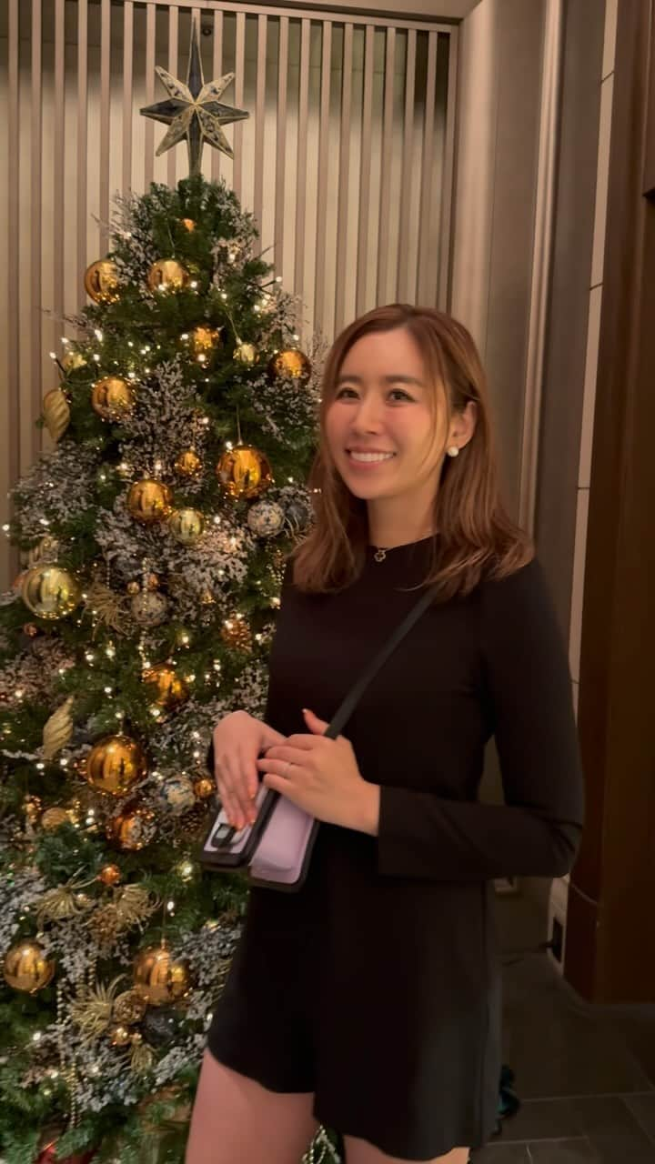 光杉真理子のインスタグラム：「• • 🎄🪅🎅  ホテルのいたるところにあるツリーが、きれい😍  セントレジスの香りが好き。  rompers @zara   bag&boots @pierrehardy  earrings @stellarhollywood   #pierrehardy #stellarhollywood #zara #zaraコーデ #zarawoman #zaraoutfit #骨格ストレート　#骨格ストレートコーデ　#데일리룩　#오오티디　#패션　#옷스타그램　#패션스타그램　  #ootd #outfit #着回し　#着回しコーデ　 #大人カジュアル　#TheStRegis #セントレジス」