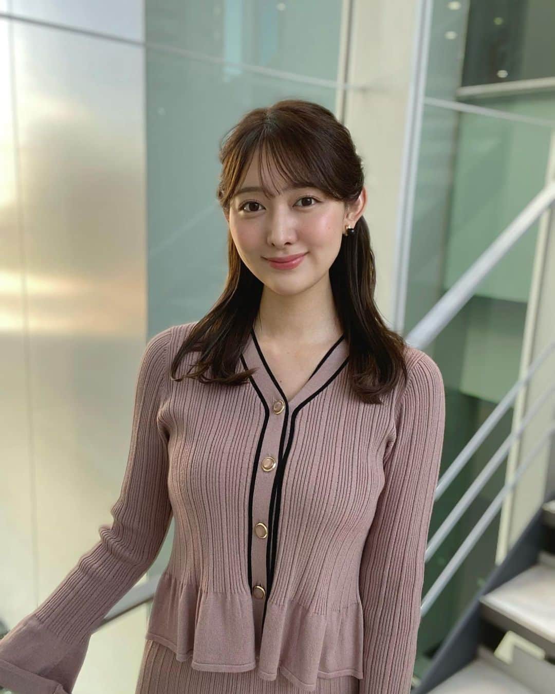 森山みなみのインスタグラム：「.  今朝も羽鳥慎一モーニングショーをご覧いただき、ありがとうございました！  ニットのセットアップでした。 くすみピンクがこの時期にぴったり☺︎  明日もよろしくお願いいたします☀️   #テレビ朝日 #羽鳥慎一モーニングショー #モーニングショー #アナウンサー  #森山みなみ  #衣装」