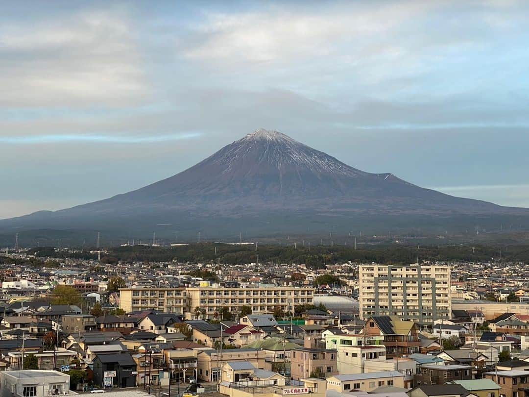 甲斐みのりさんのインスタグラム写真 - (甲斐みのりInstagram)「・ 刻一刻と表情を変える富士山。 1枚目〜2枚目〜3枚目は 10分ずつ時間が進んでいます。 （4枚目は1枚目と同時刻）  富士宮市役所の7階「富士山展望ギャラリー」にて。 午前8時30分～午後5時15分まで どなたでも富士山を眺めることができます。  （手前には通っていた中学校が写っています）  #みやめぐり #富士宮市役所 #静岡新幹線富士山」11月16日 21時18分 - minori_loule