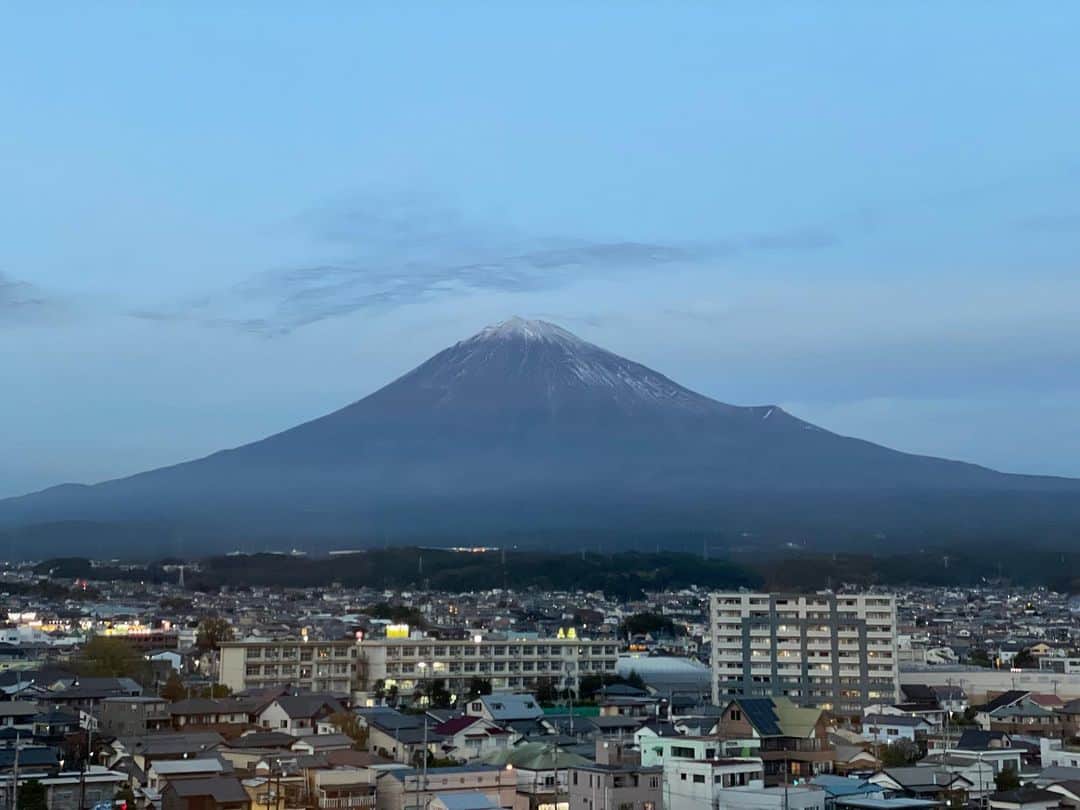 甲斐みのりさんのインスタグラム写真 - (甲斐みのりInstagram)「・ 刻一刻と表情を変える富士山。 1枚目〜2枚目〜3枚目は 10分ずつ時間が進んでいます。 （4枚目は1枚目と同時刻）  富士宮市役所の7階「富士山展望ギャラリー」にて。 午前8時30分～午後5時15分まで どなたでも富士山を眺めることができます。  （手前には通っていた中学校が写っています）  #みやめぐり #富士宮市役所 #静岡新幹線富士山」11月16日 21時18分 - minori_loule