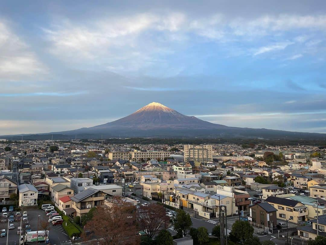 甲斐みのりさんのインスタグラム写真 - (甲斐みのりInstagram)「・ 刻一刻と表情を変える富士山。 1枚目〜2枚目〜3枚目は 10分ずつ時間が進んでいます。 （4枚目は1枚目と同時刻）  富士宮市役所の7階「富士山展望ギャラリー」にて。 午前8時30分～午後5時15分まで どなたでも富士山を眺めることができます。  （手前には通っていた中学校が写っています）  #みやめぐり #富士宮市役所 #静岡新幹線富士山」11月16日 21時18分 - minori_loule