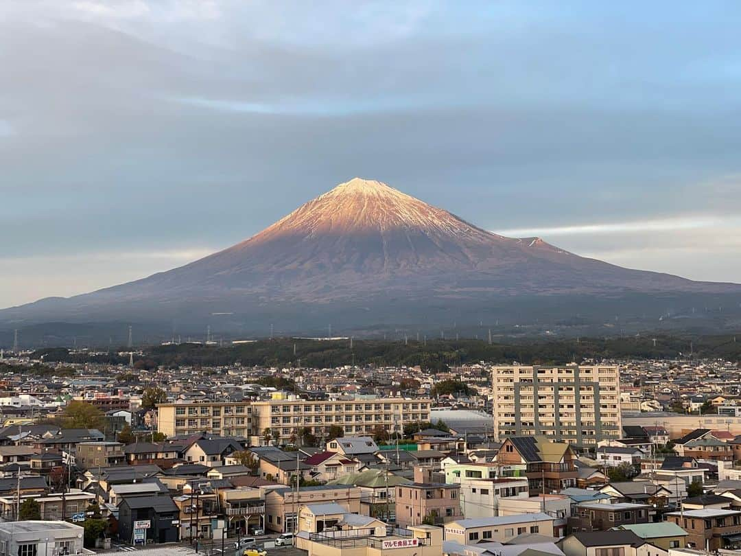 甲斐みのりのインスタグラム：「・ 刻一刻と表情を変える富士山。 1枚目〜2枚目〜3枚目は 10分ずつ時間が進んでいます。 （4枚目は1枚目と同時刻）  富士宮市役所の7階「富士山展望ギャラリー」にて。 午前8時30分～午後5時15分まで どなたでも富士山を眺めることができます。  （手前には通っていた中学校が写っています）  #みやめぐり #富士宮市役所 #静岡新幹線富士山」