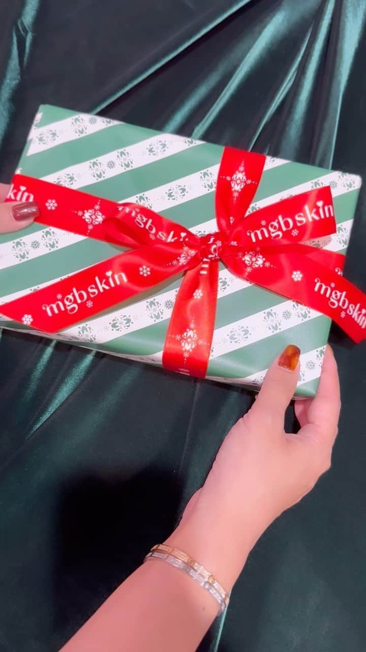 megbabyのインスタグラム：「缶が愛おしすぎる🥹クリスマスボックスの中身見せます❤️💚🩷  mgb skinのファーストプロダクトでもあるグロウトーンアップクリームがクリスマスボックス先行で手に入ります🎅🎄お気に入りのアイテムだったけど、時代の変化と共にmgb skinも進化を止めません❤️‍🔥  ボックスの名前は“RING MY BELL”にちなんで✨RING MY GLOW✨と名付けました🔔 みんなの艶肌を呼び覚ますセットになりますようにという思いを込めて😌🌠🫶🏻💓  ❄❄❄❄❄❄❄❄❄❄❄❄❄❄❄❄  11月24日(金)昼12時 ON SALE 数量限定 「🎄RING MY GLOW ❄CHRISTMAS BOX2023❄🎄」 🩷GLOW TONE UP CREAM 🩷HIGHCERA EYE CREAM 12ｇ 🩷HIGHCERA BOOSTER ✨￥11,000(税込) ＊￥16,280相当  【What's Inside❓】 🩷《トーンアップ*下地》GLOW TONE UP CREAM ［次世代レチノール］×［セラミド］ スキンケアの最後にまとうことで、肌を美しくトーンアップ*するベースクリーム *メーキャップ効果  🩷《アイクリーム》HIGHCERA EYE CREAM 12ｇ ［3種のセラミド］×［リフトニンX］ 目もとにつるんとなめらかなキメとハリ感をもたらすアイクリーム12ｇサイズ  🩷《導入美容液》HIGHCERA BOOSTER 96％以上が美容成分 ストレス時代の敏感肌に手応えを、うるおいが巡るスイッチを起動する導入美容液  ❄❄❄❄❄❄❄❄❄❄❄❄❄❄❄❄  みんなへのクリスマスプレゼントなのでまたお得にし過ぎちゃった🤣 グロウトーンアップの良さを伝えきるには長くなるので また次回投稿で😘  みんな缶に何を入れる予定か教えて🤭 私は息子のおもちゃかな🤖🧩🦖  #MEGOODHOLIDAY #MEGOODCHRISTMAS #MEGOODBEAUTY #mgbskin」