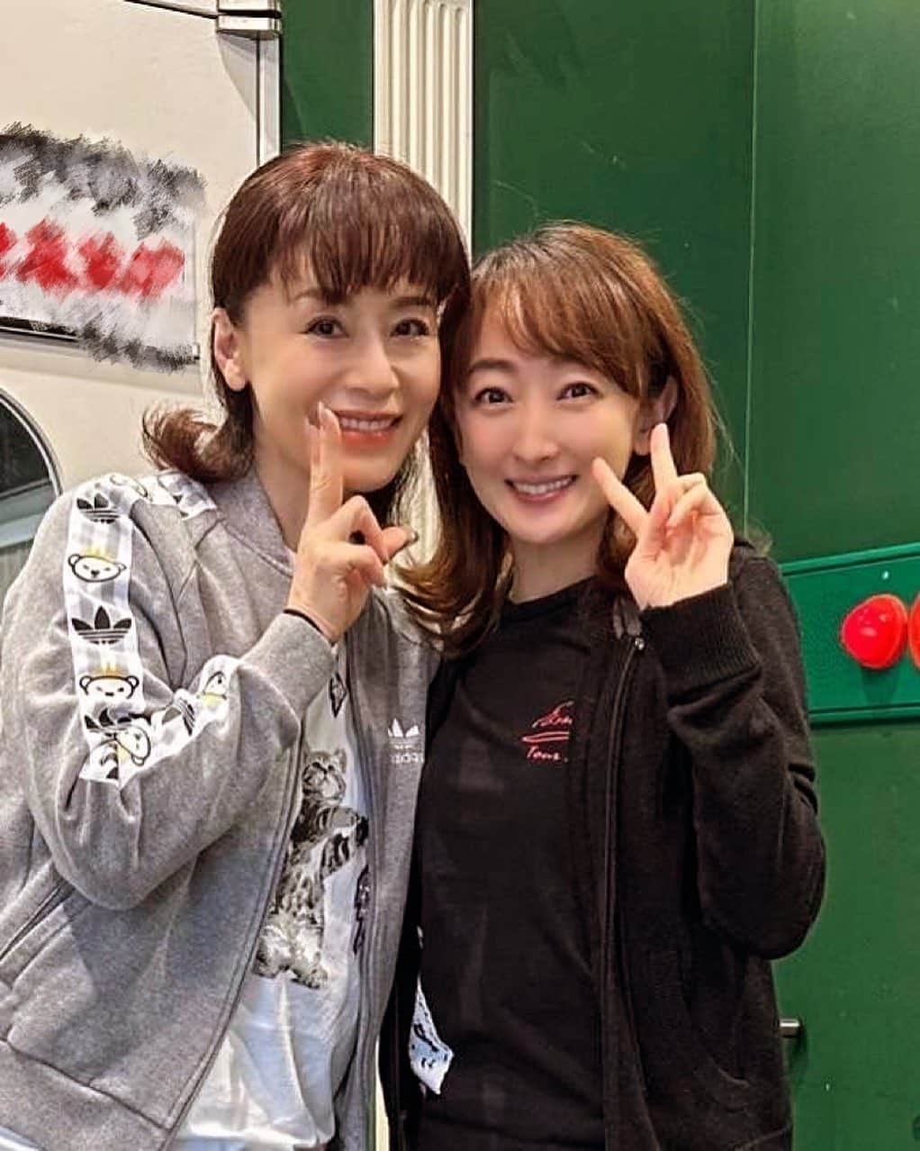 花總まりのインスタグラム：「なんとなんと真央さん（大地真央さん）と久しぶりの再会😆 お稽古場が同じ建物の上下で、会えるチャンスをずーっと伺っていたのですが、やっと今日会えましたー🙌 真央さんのお稽古場を小窓から覗いていたらすぐに気が付いて「花ちゃーん」と飛んで出てきて下さいました❤️ オリーブとフローレンスが懐かしい😊 #大地真央　さん #花總まり #久しぶりの再会」