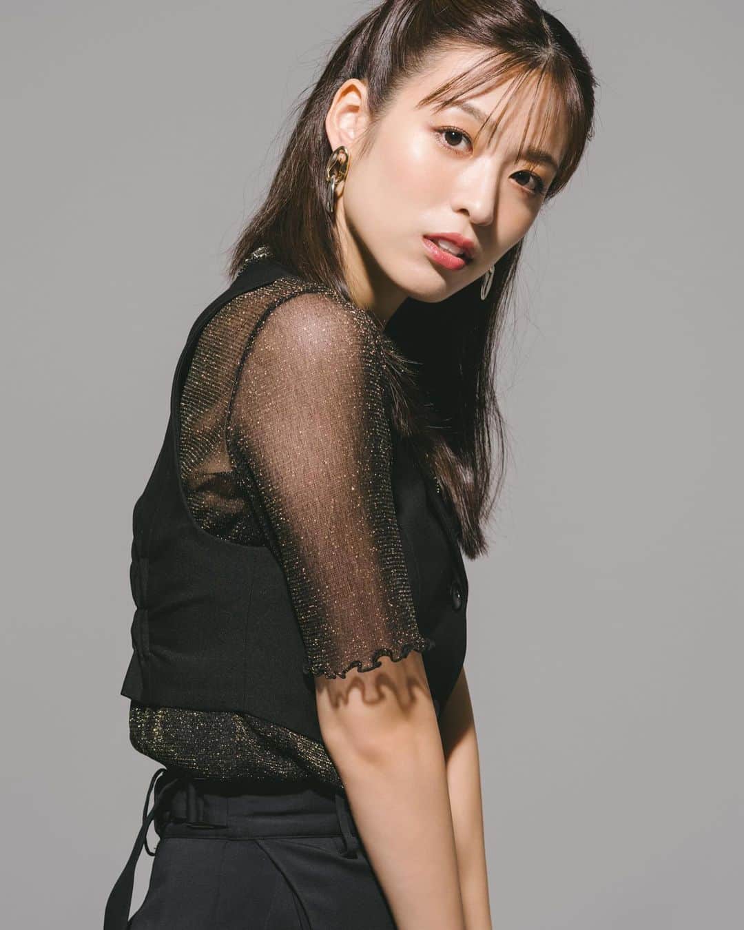 長谷川愛のインスタグラム：「ガールズロックバンド「LOC」のアー写が公開されました📷  私がガールズバンドのボーカルをする日が来るとは思ってませんでした。笑。びっくりですよね！笑  ありがたいことに初披露ライブはsold outしました✨  初めましての方にもちゃんとご挨拶したいですし、一緒に歩いてくれているファンのみんなにもまた新しい私を見てもらえるように頑張ります🎤」