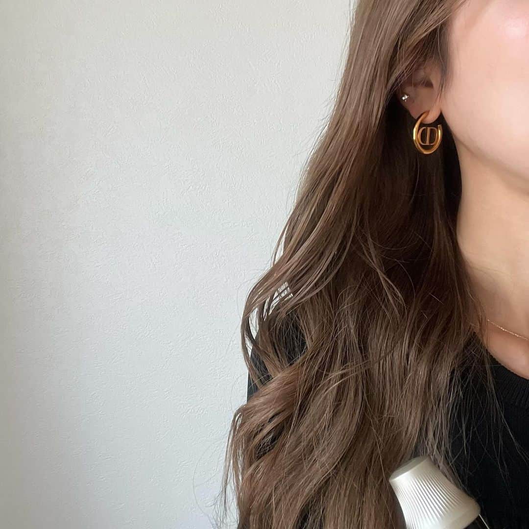 kannaさんのインスタグラム写真 - (kannaInstagram)「LDK the Beautyヘアアイロン部門 1位*を獲得したヤーマンの保水へアアイロンからカールタイプが新発売。  @yaman.official の スムースアイロンフォトイオン カール 32mm✨  この日のポニーテールもこのアイロンを使用🍋 立ち上がりも早くて低温でもしっかり巻ける上に、 滑らかに髪の上を滑らせることもできて摩擦も気になりにくいのが嬉しい☺️♡  毎日巻いてる私にとってはとっても嬉しいポイント◎  *2023年2月号において  #PR #ヤーマン #ヴェール髪 #ヘアアイロン #カールアイロン #保水ヘアアイロン #スムースアイロンフォトイオンカール32mm」11月16日 21時21分 - _941020_