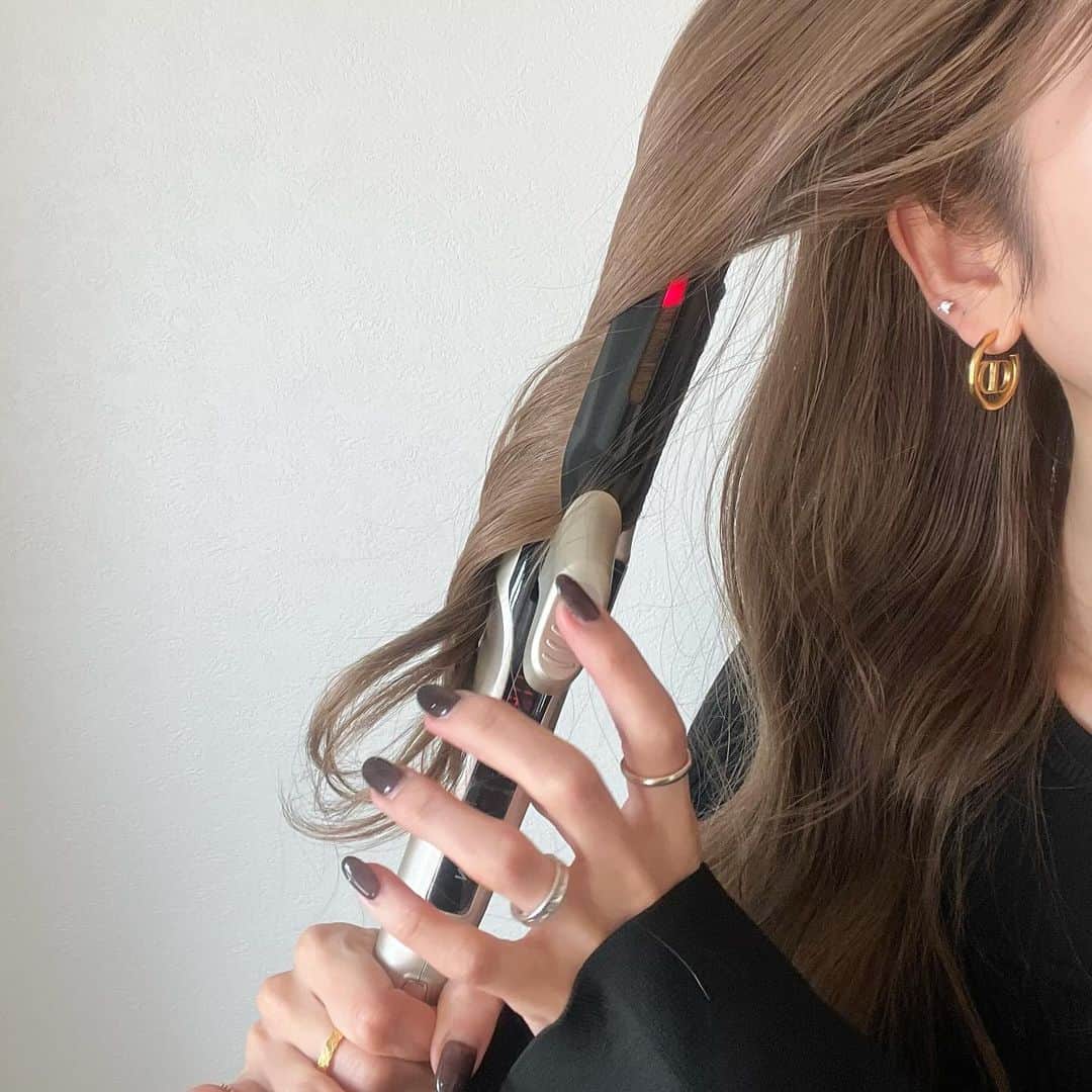 kannaさんのインスタグラム写真 - (kannaInstagram)「LDK the Beautyヘアアイロン部門 1位*を獲得したヤーマンの保水へアアイロンからカールタイプが新発売。  @yaman.official の スムースアイロンフォトイオン カール 32mm✨  この日のポニーテールもこのアイロンを使用🍋 立ち上がりも早くて低温でもしっかり巻ける上に、 滑らかに髪の上を滑らせることもできて摩擦も気になりにくいのが嬉しい☺️♡  毎日巻いてる私にとってはとっても嬉しいポイント◎  *2023年2月号において  #PR #ヤーマン #ヴェール髪 #ヘアアイロン #カールアイロン #保水ヘアアイロン #スムースアイロンフォトイオンカール32mm」11月16日 21時21分 - _941020_