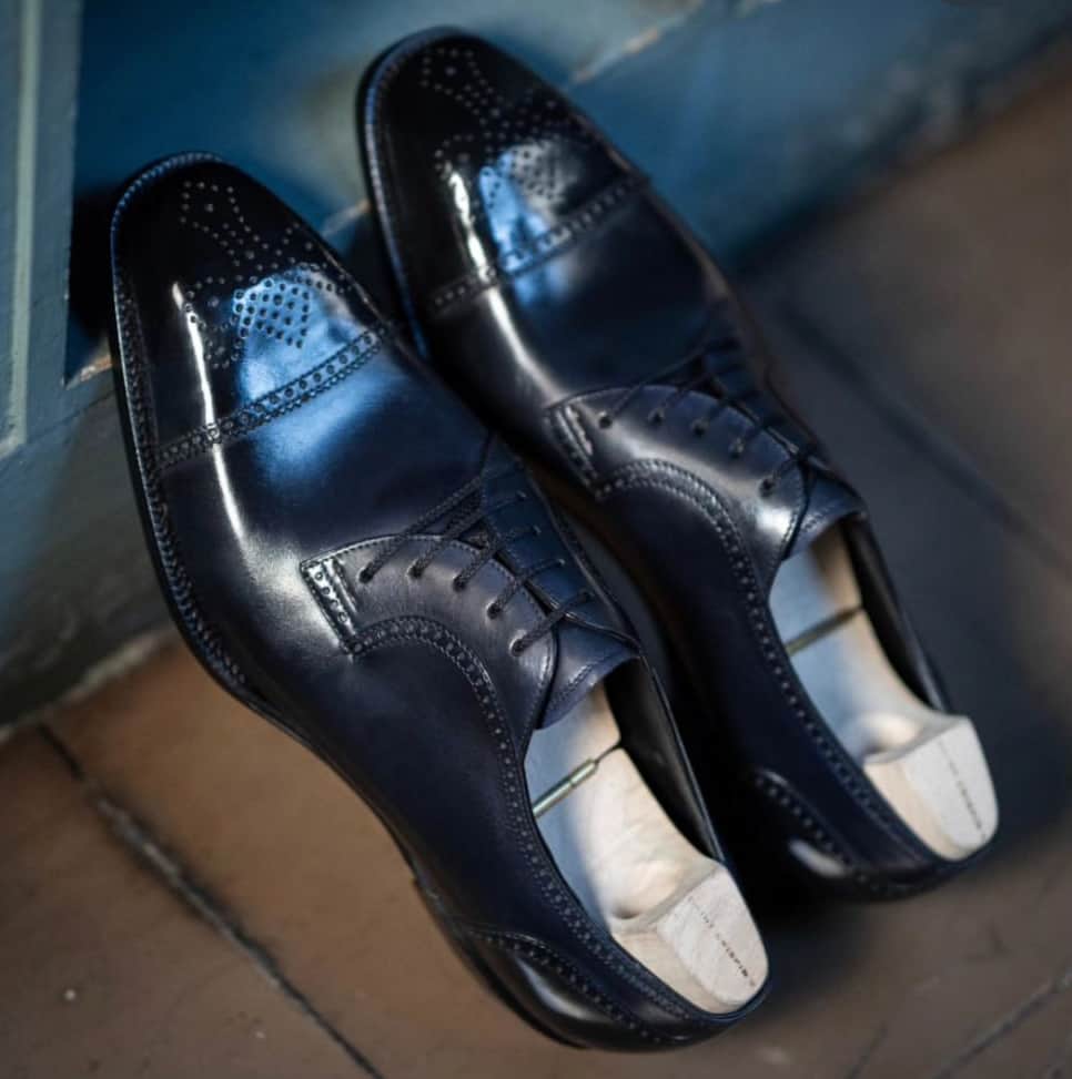 サンクリスピンのインスタグラム：「When it comes to our navy dress shoes, @tanakajukkaten is the maestro. This time his love and attention have been given to a stunning 5-eyelet derby with signature brogueing.⁣ #shoes #handmadeshoes #madetoorder #mtoshoes #bespokeshoes #handwelted #shoeporn #madebyhand #shoestagram #agentlemanschoice #onlyforgentlemen」