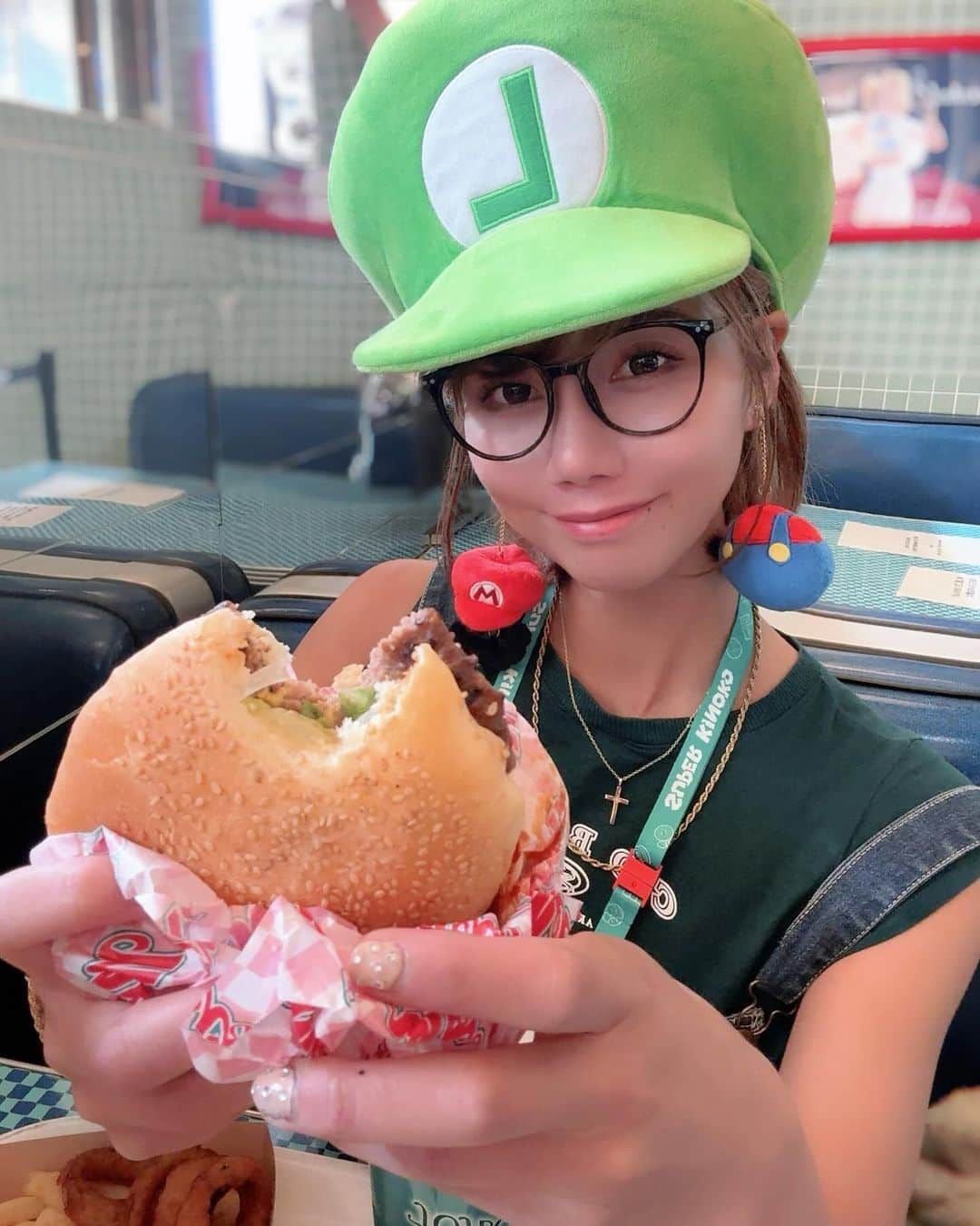 KANAさんのインスタグラム写真 - (KANAInstagram)「2.３年ぶり⁉️ひさしぶりの大阪🫶  Christmas version Nintendo Marioworld  happy Days💓  #ニンテンドー #ニンテンドーワールド #ユニバーサルスタジオジャパン #ユニバコーデ #ルイージ #ルイージコスプレ #ユニバコスプレ #ユニバーサルコーデ #マリオ #マリオカート #キノピオ #夢の国 #大阪 #大阪観光 #大阪旅行 #usj #ハンバーガー #大阪グルメ #クリスマスツリー #クリスマス #スーパーマリオ #メルズバーガー」11月16日 21時30分 - k.kana_3sea