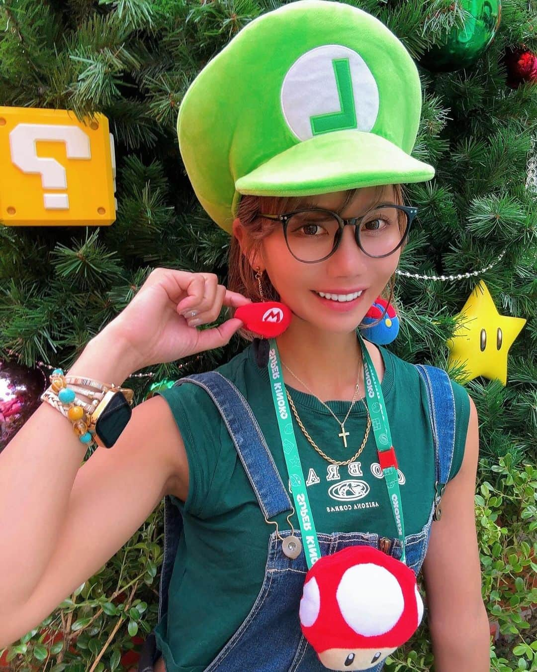 KANAのインスタグラム：「2.３年ぶり⁉️ひさしぶりの大阪🫶  Christmas version Nintendo Marioworld  happy Days💓  #ニンテンドー #ニンテンドーワールド #ユニバーサルスタジオジャパン #ユニバコーデ #ルイージ #ルイージコスプレ #ユニバコスプレ #ユニバーサルコーデ #マリオ #マリオカート #キノピオ #夢の国 #大阪 #大阪観光 #大阪旅行 #usj #ハンバーガー #大阪グルメ #クリスマスツリー #クリスマス #スーパーマリオ #メルズバーガー」