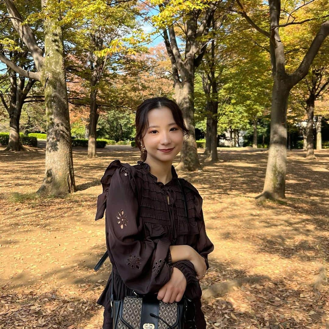 なーちゃんのインスタグラム：「秋感じてきた〜🍂 このmoussyのワンピース最強に可愛い🤭 誕生日にかっくんにもらったんだ〜🫧  #かけまる #なーちゃん #なーちゃん服 #moussy #moussysnap #snap #fashion #ワンピース #秋 #秋コーデ #秋服 #autumn」