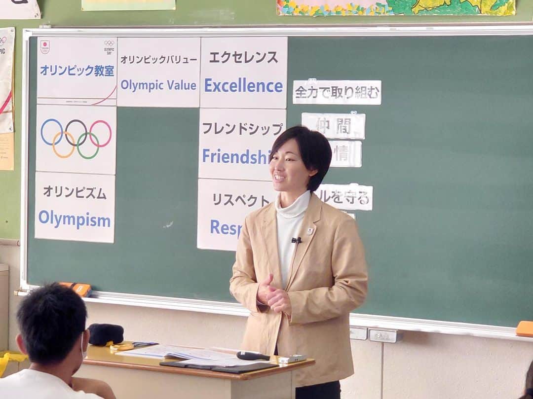 渥美万奈さんのインスタグラム写真 - (渥美万奈Instagram)「オリンピック教室を実施してきました😊  今回は太田市立旭中学校です！  生徒さんみんな明るく やりやすい環境の中 オリンピックについての話 チーム戦でのゲーム  2コマの中で 私自身もたくさんの勉強を させていただきました。  皆さんの夢へのきっかけに なってくれることを願っています☺️  @mine.yukiyo  @am.manager222   #オリンピック教室 #あつみね活動 #あつみね #ソフトボール #女子ソフトボール #男子ソフトボール #オリンピア #セカンドキャリア #ソフトボール普及活動 #ツクツク #あつみねふぁ〜む #あつみんち #あつみねわくわくプロジェクト #みんなで街づくり #ポイントで繋がろう #ソフトボールを盛り上げよう」11月16日 21時23分 - atsumi_mana22