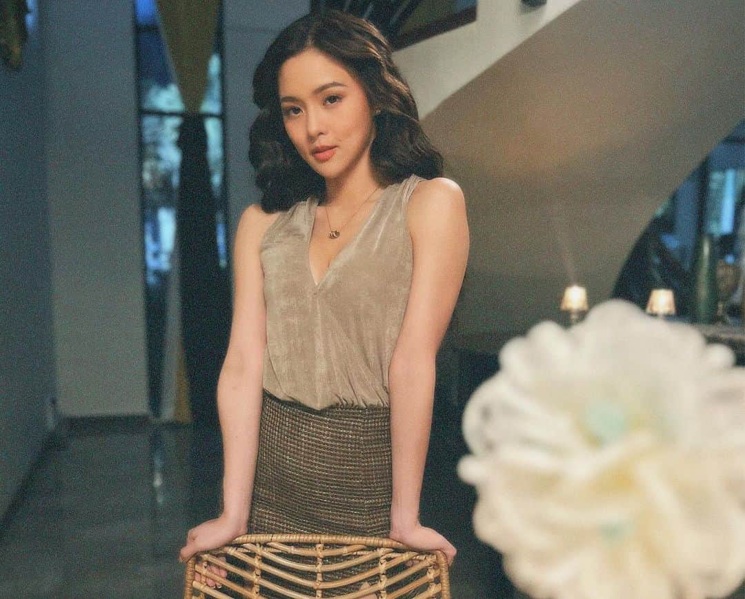 Kim Chiuのインスタグラム：「All good things come to an end!💙 #LinlangFinale Maraming maraming salamat po for this one great ride of an experience!!! Maraming salamat po sa pagtangkilik at pag supporta!☺️ Thank you to the entire team of #Linlang #LinlangOnPrime 💙 Definitely one for the books!📚 @dreamscapeph @primevideoph #ForeverGrateful」