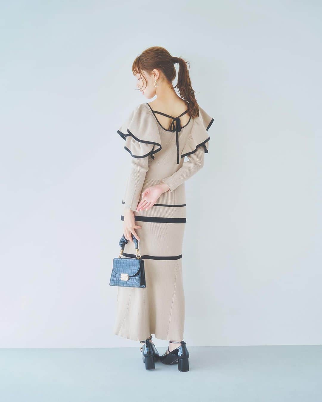 dazzlinのインスタグラム：「____ Pick up item  落ち着いたバイカラー配色で、 デイリー使いにもおすすめの1枚。  ファーコートやロングコートなど、 フェミニンなアウターと合わせてワンランクアップした大人な雰囲気に〇  . ■ One-piece #オープンショルダーバイカラーニットワンピース price : ￥12,100 gray / black / beige size : FREE ※ 12月中旬お届け予定📦  . ____________________________________________  アイテム詳細はショッピングタグ or TOPページURLよりチェック🔗 » @dazzlin_official  . 全国のdazzlin staffのスタイリングをチェック👗 » @dazzlin_staff_snap  . #dazzlin #ダズリン #冬服コーデ #冬コーデ #ワンピース #ワンピースコーデ #ニットワンピース #バイカラー  #着痩せ #っ着痩せワンピ #推し活 #カフェ活 #カフェ巡り #参戦服 #参戦コーデ #大人コーデ #大人カジュアル #カジュアルコーデ #きれいめカジュアル #シンプルコーデ」