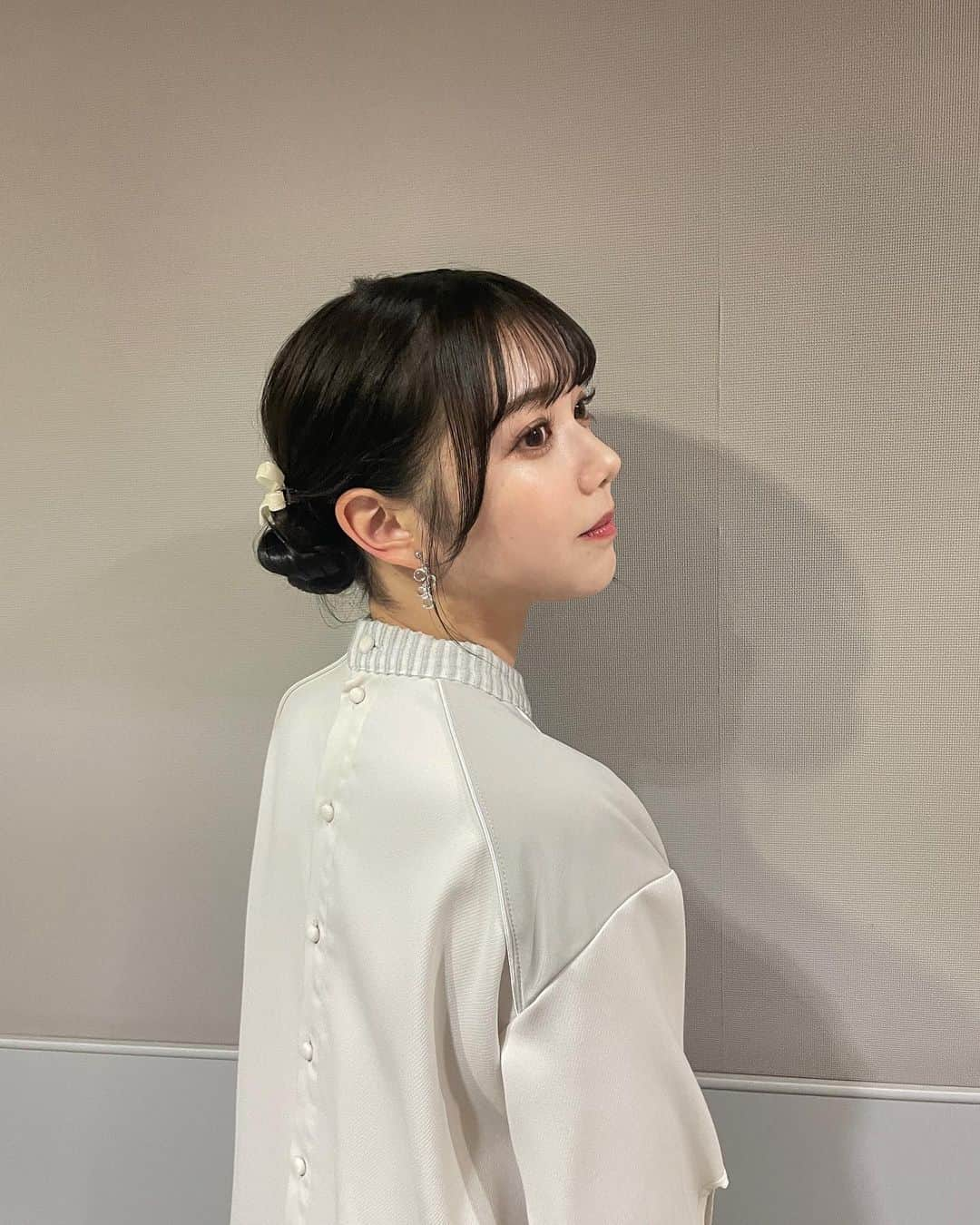 日向未来さんのインスタグラム写真 - (日向未来Instagram)「中華風なお洋服が可愛くて🥟🥡  \ スタジオ衣装♛ /  トップス @aoiwanaka.official  ちなみにWhiteベロアリボンは自前🔗🤍  #tbs #王様のブランチ #日向未来 @mirai_hinata.official」11月16日 21時28分 - mirai_hinata.official