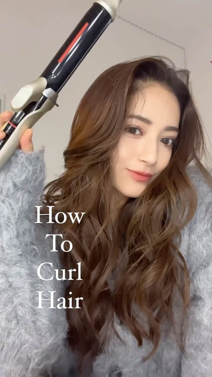 RAMIKAのインスタグラム：「LDK the Beauty において1位を獲得したヤーマンから カールタイプが新発売したよ💇‍♀️ 120°C・140°Cと低温でもしっかり巻けて 電源を入れてからの立ち上がりが 本当に早い神アイロン💯 私はヘアアレンジもファッションの一部だから めっちゃくちゃいつも愛用してるんだ😌  ⭐︎巻き方のポイント ・内巻きツイスト・外巻きツイストを交互に巻く ・顔に近い髪は内巻きで巻く ・巻き髪はすぐに髪をとかさず 髪の毛全体の熱が冷めてから手でとかす  *2023年2月号 ヘアアイロン部門  #PR #ヤーマン  #ヴェール髪  #ヘアアイロン #カールアイロン #保水ヘアアイロン #スムースアイロンフォトイオンカール32mm」