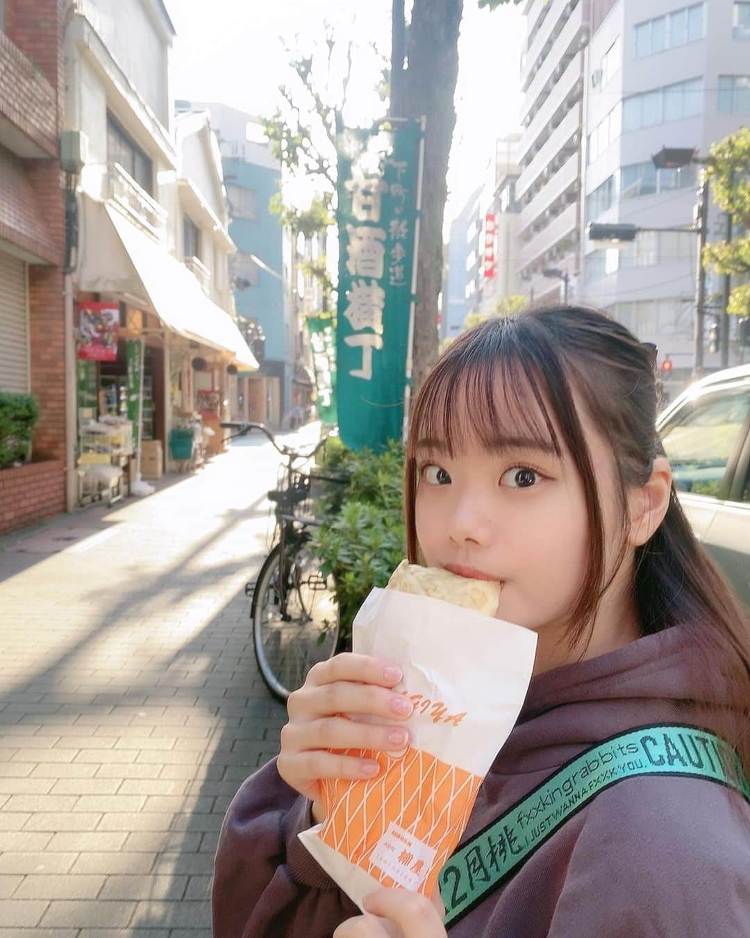 ANRIのインスタグラム：「⁣ ・⁣ ・⁣ ・⁣ ・⁣  ⁣ ⁣ 最近進撃の巨人のアニメを見始めて、3週間くらいかけて全話見終えました⁣ ⁣ ⁣ アニメ初心者であんまり深いところまで考察して見ていなかったのでまたゆっくり見返したいです💭⁣ ⁣ どのキャラクターが好きかなぁ〜みなさんは推しキャラはいますか？？⁣ ⁣ 私的にはハンジさんが結構すきです、上司にしたい！⁣ ⁣ ⁣ ⁣ というわけで今のところスパイファミリーと進撃の巨人だけちょっと詳しい状態です📚⁣ ⁣ ⁣ おすすめのアニメがあればぜひ教えてください(  Ꙭ )⁣ ⁣ ⁣ ⁣ ⁣ ⁣ この写真は朝晩ちょっと冷え込むな〜ぐらいの季節に人形町でたい焼きを食べた時のです🐟⁣ ⁣」