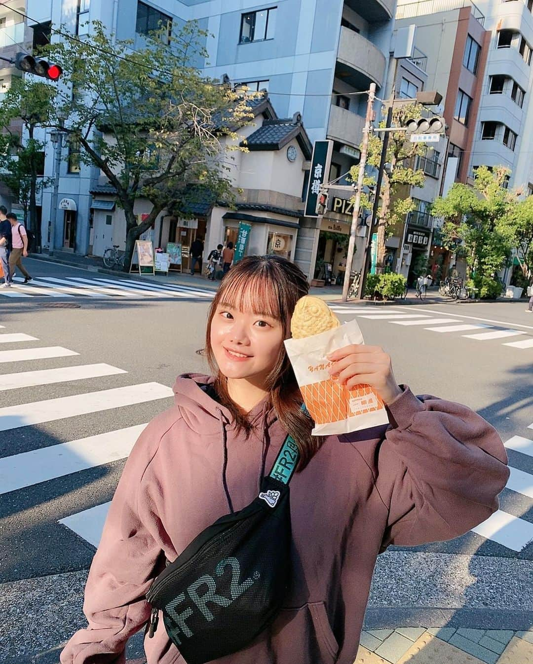 ANRIさんのインスタグラム写真 - (ANRIInstagram)「⁣ ・⁣ ・⁣ ・⁣ ・⁣  ⁣ ⁣ 最近進撃の巨人のアニメを見始めて、3週間くらいかけて全話見終えました⁣ ⁣ ⁣ アニメ初心者であんまり深いところまで考察して見ていなかったのでまたゆっくり見返したいです💭⁣ ⁣ どのキャラクターが好きかなぁ〜みなさんは推しキャラはいますか？？⁣ ⁣ 私的にはハンジさんが結構すきです、上司にしたい！⁣ ⁣ ⁣ ⁣ というわけで今のところスパイファミリーと進撃の巨人だけちょっと詳しい状態です📚⁣ ⁣ ⁣ おすすめのアニメがあればぜひ教えてください(  Ꙭ )⁣ ⁣ ⁣ ⁣ ⁣ ⁣ この写真は朝晩ちょっと冷え込むな〜ぐらいの季節に人形町でたい焼きを食べた時のです🐟⁣ ⁣」11月16日 21時40分 - anri_n0822