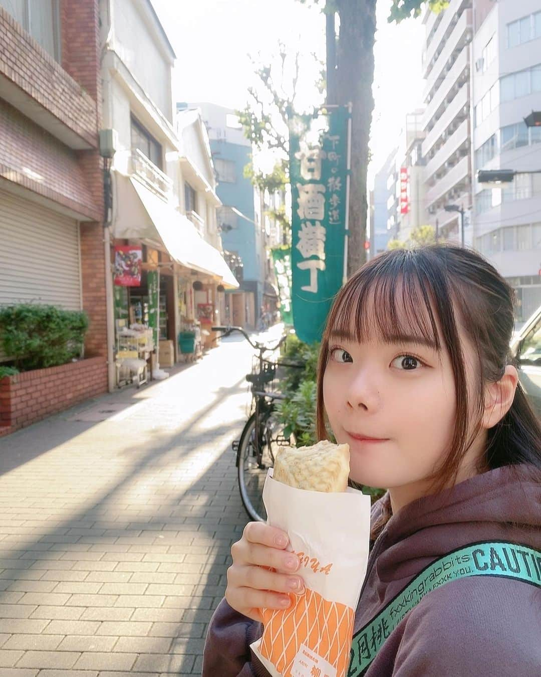 ANRIさんのインスタグラム写真 - (ANRIInstagram)「⁣ ・⁣ ・⁣ ・⁣ ・⁣  ⁣ ⁣ 最近進撃の巨人のアニメを見始めて、3週間くらいかけて全話見終えました⁣ ⁣ ⁣ アニメ初心者であんまり深いところまで考察して見ていなかったのでまたゆっくり見返したいです💭⁣ ⁣ どのキャラクターが好きかなぁ〜みなさんは推しキャラはいますか？？⁣ ⁣ 私的にはハンジさんが結構すきです、上司にしたい！⁣ ⁣ ⁣ ⁣ というわけで今のところスパイファミリーと進撃の巨人だけちょっと詳しい状態です📚⁣ ⁣ ⁣ おすすめのアニメがあればぜひ教えてください(  Ꙭ )⁣ ⁣ ⁣ ⁣ ⁣ ⁣ この写真は朝晩ちょっと冷え込むな〜ぐらいの季節に人形町でたい焼きを食べた時のです🐟⁣ ⁣」11月16日 21時40分 - anri_n0822