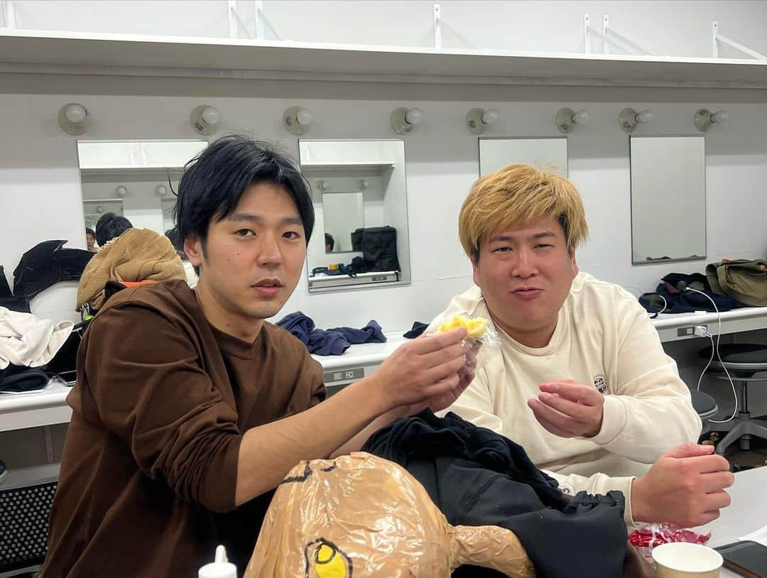 辻井亮平さんのインスタグラム写真 - (辻井亮平Instagram)「幕張にて500円ミュージカル終了！  いやぁ〜疲れたけど楽しかったなぁ〜！  こういうの久しぶりやったな！  皆さんお疲れ様でした！！  爆ノ介が作った歌カッコよかったなぁ〜！！  またやりたいっすねー！  #今日は目を瞑った瞬間寝れる #山さん」11月16日 21時39分 - aironhed_tsujii