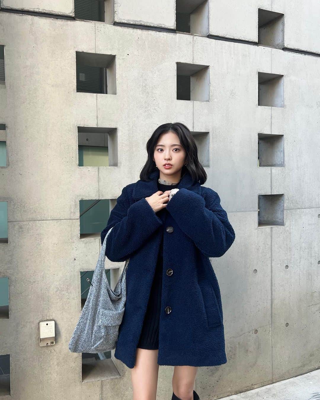 鈴本美愉のインスタグラム：「. 昨日発売のBoa Coat♡ この日はニットショートパンツに合わせてコーディネート🧶  肌触りのいいボア生地で、大きめにしたボタンもポイント。 閉めて着ても◎」