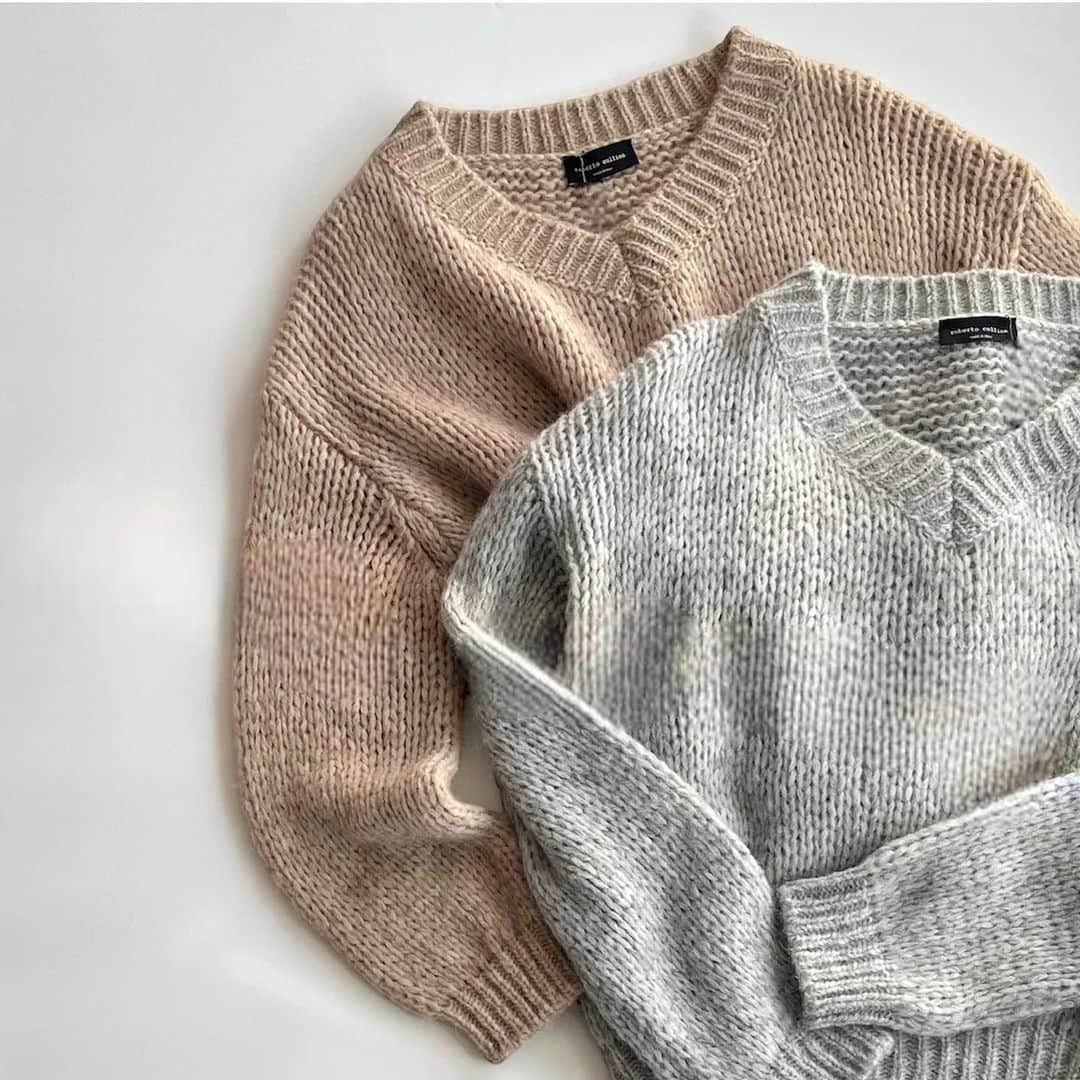 エリオポールのインスタグラム：「2023 Winter Collection  Knit  42.900yen / ROBERTO COLLINA  Ref: 23584003041RN Color: Lavender. Beige. Light grey Size: S  下記店舗にてお電話での通販を承っております。  HELIOPOLE代官山店  03 3770 6438  HELIOPOLE 札幌店  011 209 5455  @heliopole_official #HELIOPOLE  #エリオポール @robertocollina #ロベルトコリーナ」