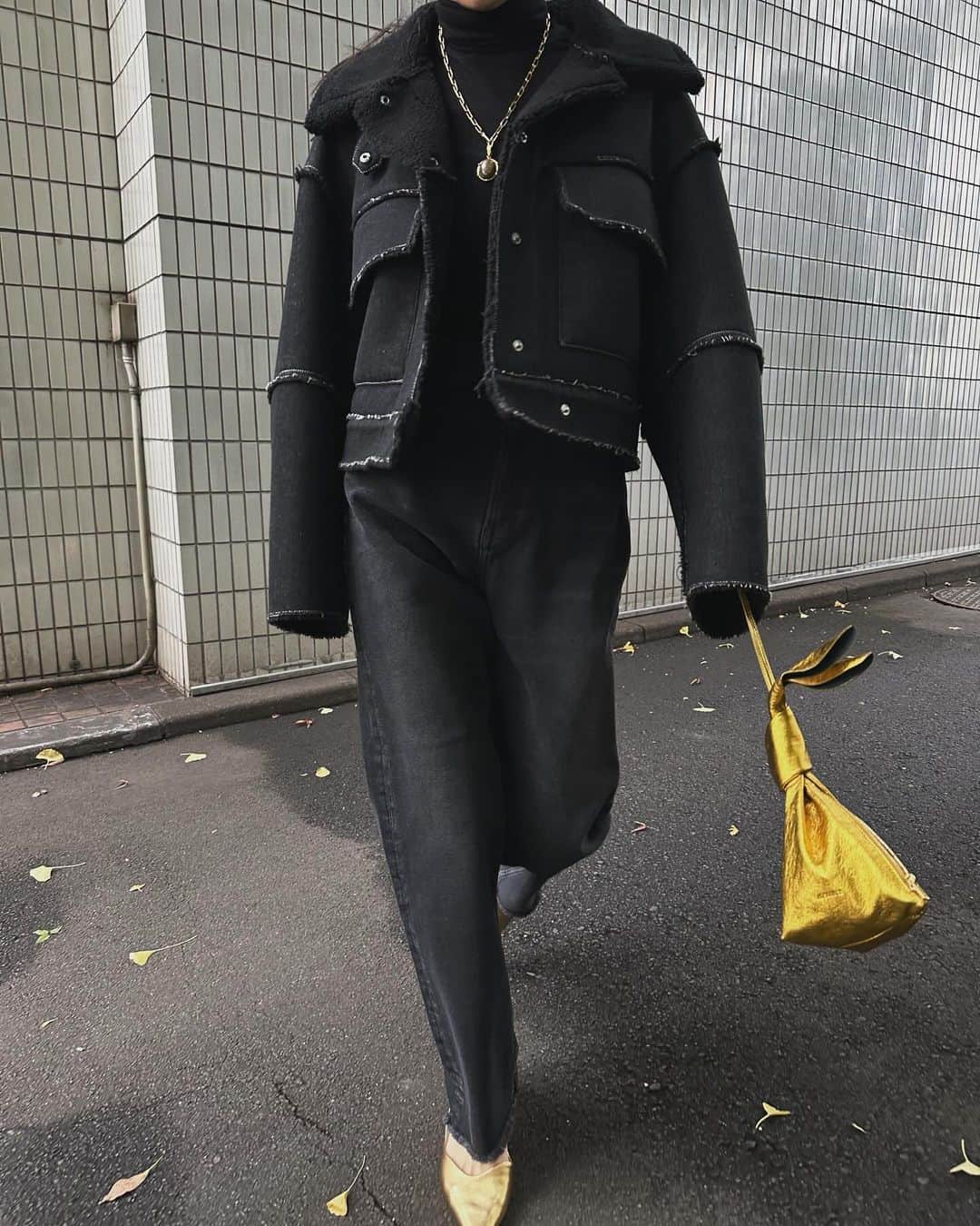 黒石奈央子のインスタグラム：「sister boa。  このデニムはインスタライブで神デニムだった何にでも合う噂のデニム。  jk 11/17 top 11/24 denim 11/21 . @ameri_shinjuku @amerivintage @ameri_daikanyama @ameri.shinsaibashi  @ameri_nagoya #ameri#amerivintage #fashion #coordinate#ootd#outfit#osanposnap #705_outfit #大人ファッション #大人コーディネート #大人スタイル #modestyle #modefashion#modecasual」