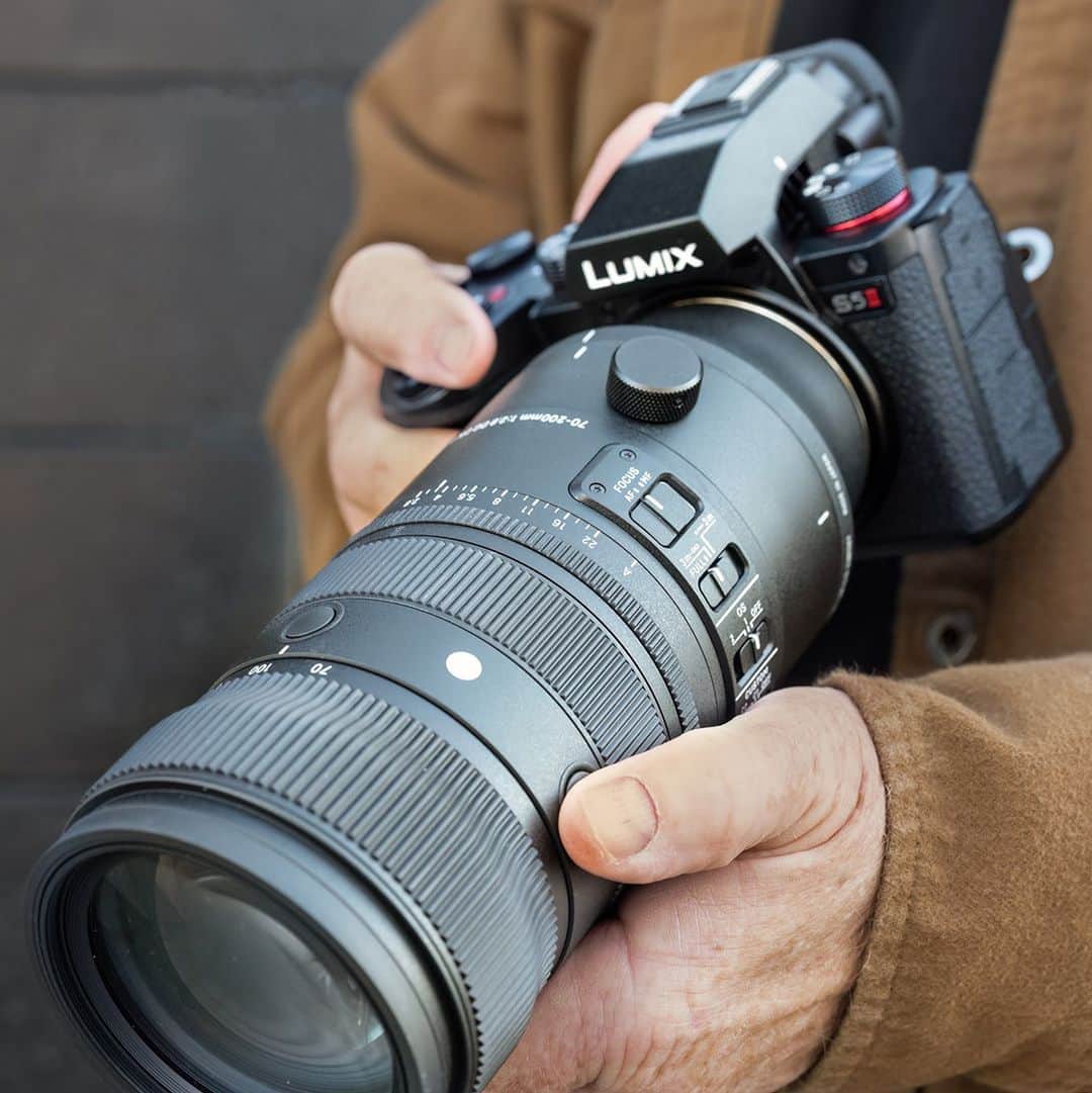 Sigma Corp Of America（シグマ）さんのインスタグラム写真 - (Sigma Corp Of America（シグマ）Instagram)「Leica, Panasonic Lumix and SIGMA camera users have lots of lenses to choose from thanks to the L-Mount Alliance, but until now, a lightweight, compact 70-200mm lens was nowhere to be found. That has all changed with the remarkable SIGMA 70-200mm F2.8 DG DN OS | Sports lens! This professional workhorse lens is now available for L-Mount, and SIGMA Ambassador @jim_koepnick puts it through its paces for the first time.  ▶️ LINK IN OUR BIO ◀️ to read the article and see more photos, or go to:  🔗 bit.ly/sigma-70-200-firstlook-lmount-ig  #SIGMA #SIGMA70200mmSports #SIGMASports #SIGMADGDN #sigmaphoto #sigmalens #sigmalenses #photography #telephotolens #zoomlens #Lmount #mirrorless #fullframe #newproduct #comingsoon」11月16日 21時35分 - sigmaphoto