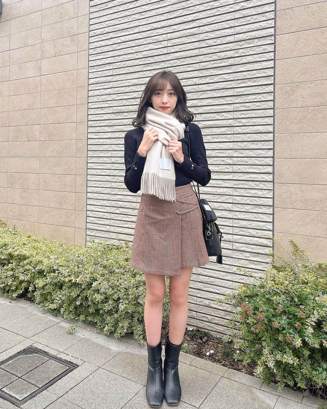 依田奈波さんのインスタグラム写真 - (依田奈波Instagram)「先週から一気に寒くなって マフラーが大活躍する季節になりました🍂  髪色もいつもより少し暗めに🤭  まだ秋らしいこと全然できてないのに 気が付いたらあっという間に冬になっちゃいそうなので 最近秋に行きたいところリストを作りました✊🏻  おすすめの場所があれば教えてください🫶🏻  #秋冬コーデ #マフラー #マフラーコーデ」11月16日 21時35分 - nanami_yoda