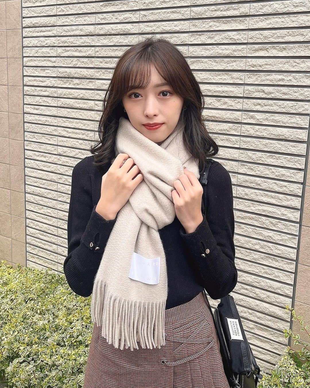 依田奈波さんのインスタグラム写真 - (依田奈波Instagram)「先週から一気に寒くなって マフラーが大活躍する季節になりました🍂 髪色も