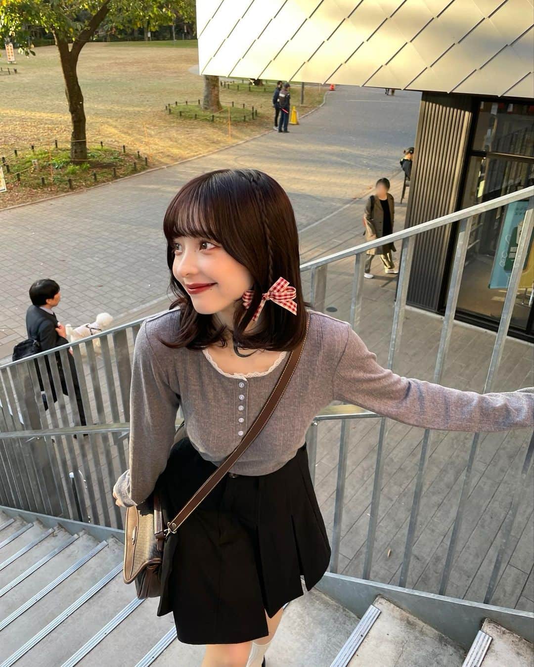 のインスタグラム：「今って冬なの、？ まだ秋楽しみたすぎて薄着しちゃう、、🫨  念願のスタバ、クリスマスカップで飲めた🎅🏼🥣 秋が好きだけどクリスマスが待ち遠しい...」