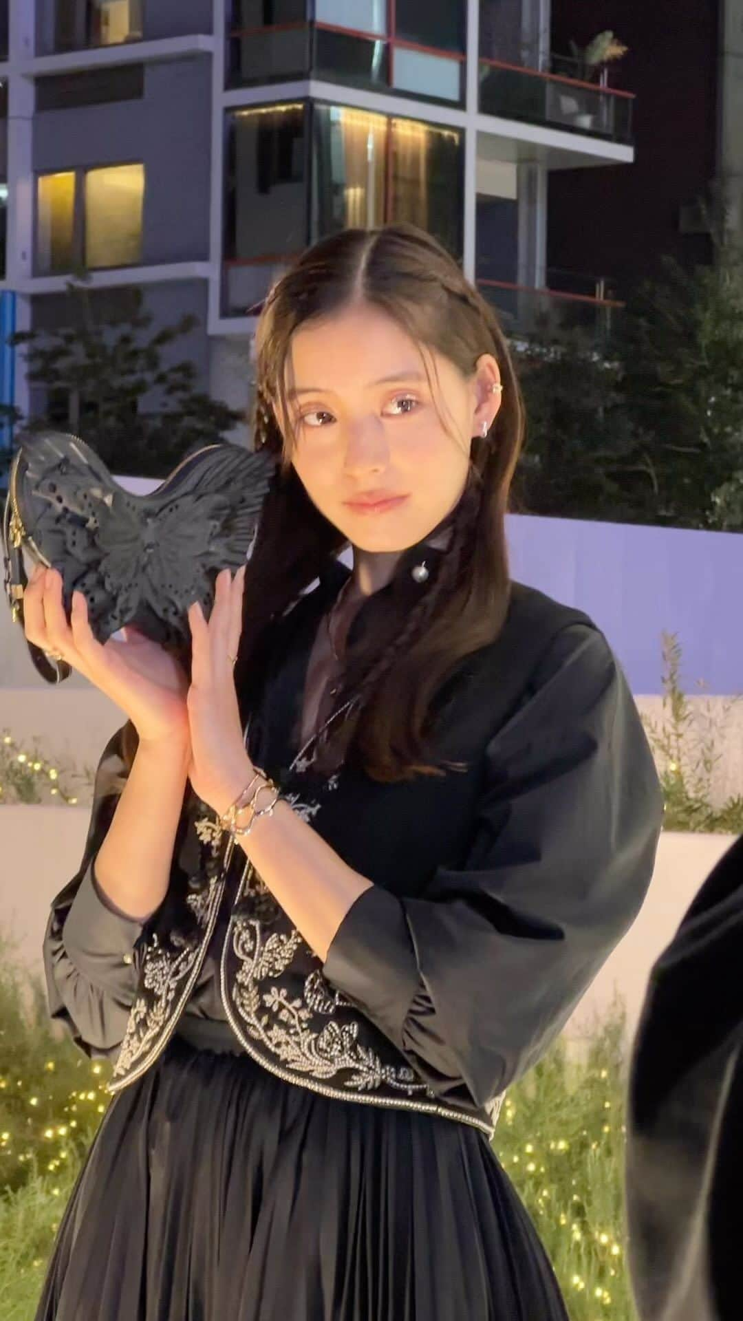 新木優子のインスタグラム：「"OMOTESANDO CROSSING PARK"にて DIORのホリデーイベントが🤭✨  イルミネーションに包まれるホリデーポップアップが12/25まで開催されています🌲✨  2024クルーズコレクションから、バタフライが輝く装飾 が会場いっぱいに埋め尽くされていてとっても素敵でした☺️  @dior #DiorCruise #ディオール #ディオールホリデーポップアップ #ディオールファインジュエリー #SupportedByDior」