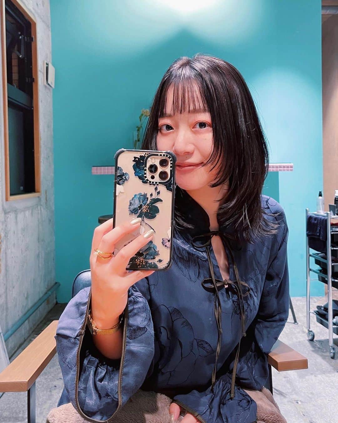 新井和佳奈のインスタグラム：「実は実は、、、 カラーとカットに行ってきました✂︎ また少しイメージ変わったかな〜？  いつも佐脇さんにお願いするのですが 今回も大満足の仕上がりでした❤︎  やはり髪型が変わると気分もあがるし、冬に向けて撮影なども立て込んでいたので、綺麗に出来てよかった、、、、😢  いつも本当にありがとうございます！！！！ @norimasasawa  iPhoneケースもかわいいでしょ  #美容院 #ローブ青山  #loave」