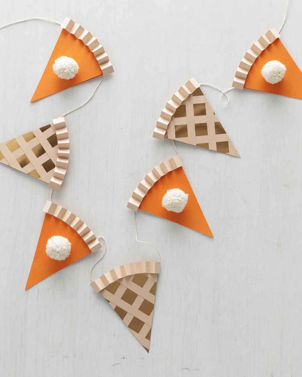 マーサ・スチュワートさんのインスタグラム写真 - (マーサ・スチュワートInstagram)「Pumpkin and apple pie are perhaps one of the most popular desserts of the fall season—and now they're making their way into your décor. This simple garland is made by cutting pieces of cardstock into triangles to resemble slices of pie, while strips of the paper are crinkled and glued on top for the "crust." Go ahead, cut a slice. (Or two, or three...). Learn how to make your own Thanksgiving pie garland at the link in our bio. 📷: @ingallsphoto」11月16日 22時05分 - marthastewart