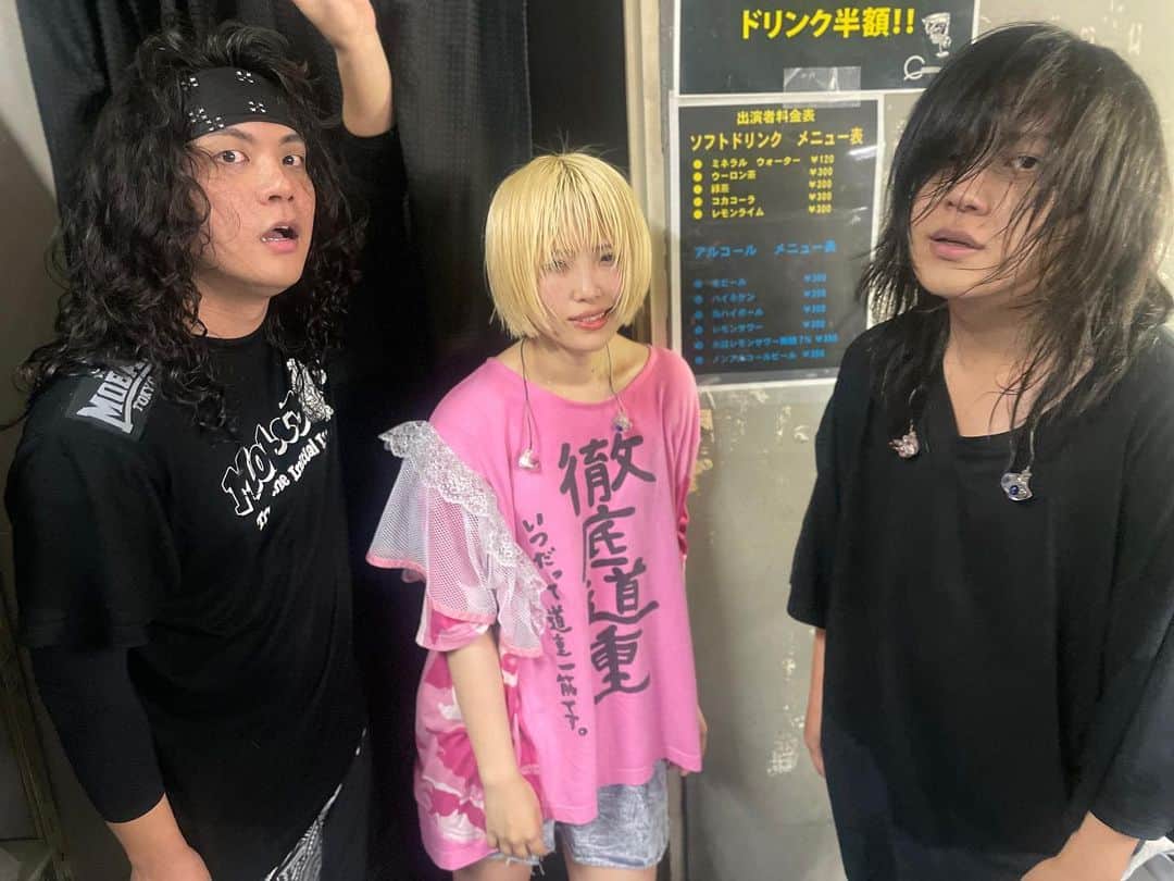 しばたありぼぼのインスタグラム：「🗻 山！！！梨！！！ 甲府CONVICTION！！！ バックドロップシンデレラと！ バクシンのライブ、ほんまに楽しすぎるんやけど楽しいのなかにサラッと人の心に刺さる言葉を言ってくれたり、ライブがあまりにも楽しすぎたり、単純に曲が良すぎるという理由でまじで泣いちゃう。 泣かんようにせなと思ったけど、ポロポロ出ちゃったﾈ。  山梨山梨山梨山梨山梨山梨！！！ 山梨のライブハウス最高すぎる。 山梨楽しい。山梨だいすき。 山梨の顧客こんなげんきなんかい。 最高やった。アツすぎる。溶けた。 #ヤバT47都道府県ツアー 22/57 終」