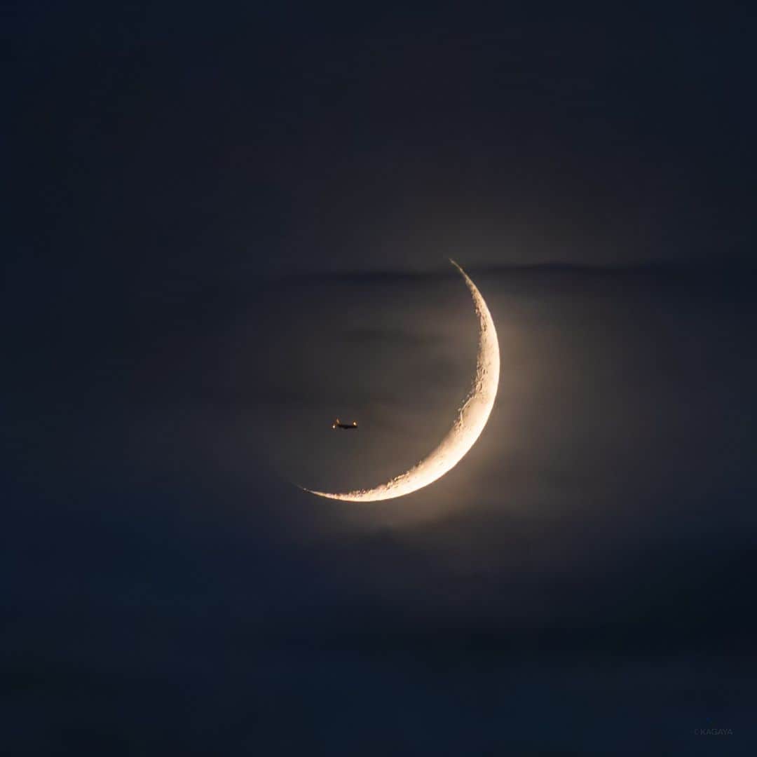 KAGAYAのインスタグラム：「晩秋の夕暮れ空に細い月。 今夜はちょうど飛行機が横切る瞬間を見ることができました。 （さきほど撮影） 今日もお疲れさまでした。」
