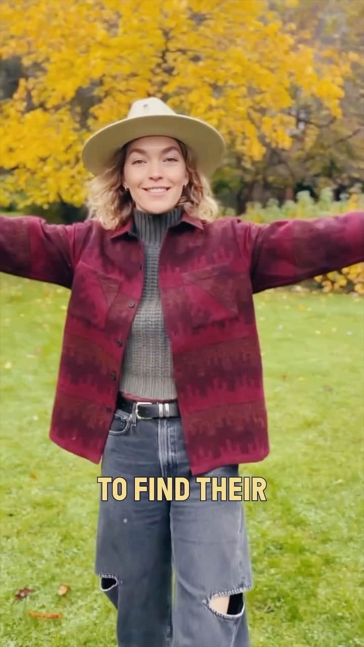 アリゾナ・ミューズのインスタグラム：「Do you ever have a little negative voice in your head saying that nothing you do can help make a better world? I think we all do from time to time…  But Mother Earth needs us, so we need to act together as an alliance to push back the pessimism.   Check out the video on @rainforestalliance’s page for hope, inspiration and motivation.  Join the alliance today! #WeAreAllIn #RainforestAlliance 💚」