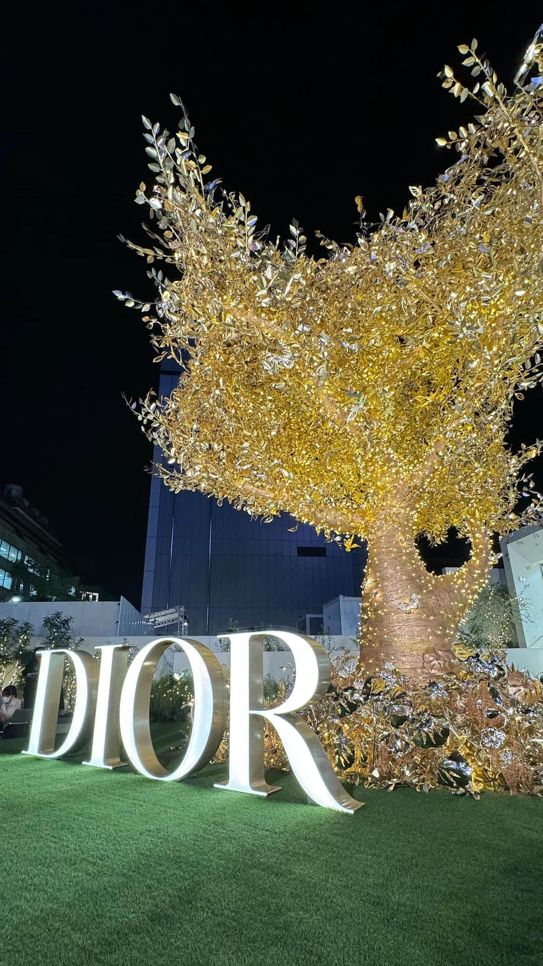 WWDジャパンのインスタグラム：「【イベント取材】「ディオール（DIOR）」はホリデーコレクションのローンチを記念し、11月18日〜12月25日まで、東京・表参道交差点に期間限定のポップアップをオープンします。  16日に行われたVIPプレビューには、アンバサダーを務める横浜流星、新木優子、中谷美紀をはじめ、滝沢眞規子、土屋太鳳、藤田ニコル、中村アン、蛯原友里、多部未華子、高畑充希、山田優、泉里香、広瀬アリス、八木莉可子、堀田茜、川栄李奈、フェンシング選手の江村美咲、堀田真由、ヨンア、松島花、横田真悠、内田理央、大政絢ら豪華ゲストがホリデーらしい華やかな装いで来場しました。  #ディオール#DIOR#DiorCruise#ディオールホリデーポップアップ#横浜流星#新木優子#中谷美紀#滝沢眞規子#土屋太鳳#藤田ニコル#中村アン#蛯原友里#多部未華子#高畑充希#山田優#泉里香#広瀬アリス#八木莉可子#堀田茜#川栄李奈#江村美咲#堀田真由#ヨンア#松島花#横田真悠#内田理央#大政絢」