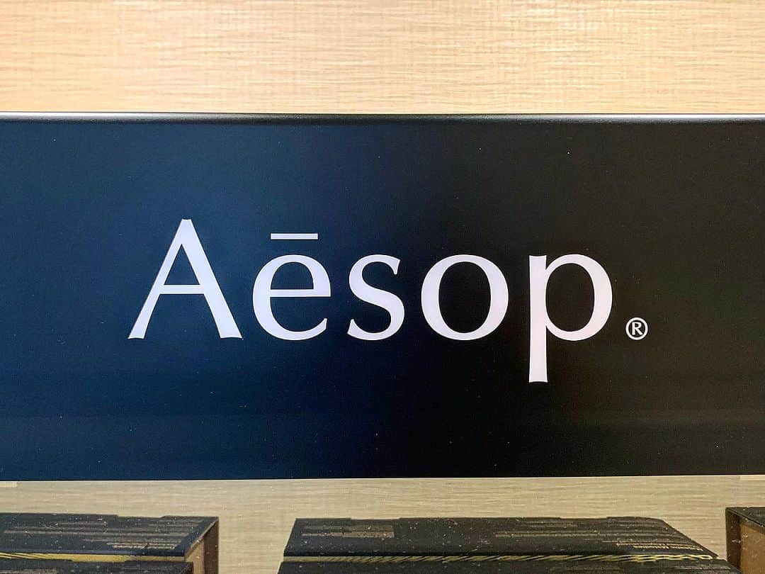 Omotecho Style Storeのインスタグラム：「【Aesop】 2023年のXmasが近づいて参りました。 今年もAesopのギフトキットが入荷しています。 音の波長の様なデザインのBOXは、歌が人々をひとつにする力から着想を得て作られています。 事の大小関わらず、どなたにも喜んで頂けるラインナップです。  #イソップ  #イソップハンドバーム  #イソップボディバーム  #イソップハンドウォッシュ  #イソップボディクレンザー  #イソップポストプードロップス  #イソップハンドジェル  #イソップハンドクリーム  #イソップハンドソープ  #ポストプードロップス  #ギフト #ギフトセット #ギフトにおすすめ   #aēsop  #aesop  #aesopskincare   #表町スタイルストア  #omotechostylestore」