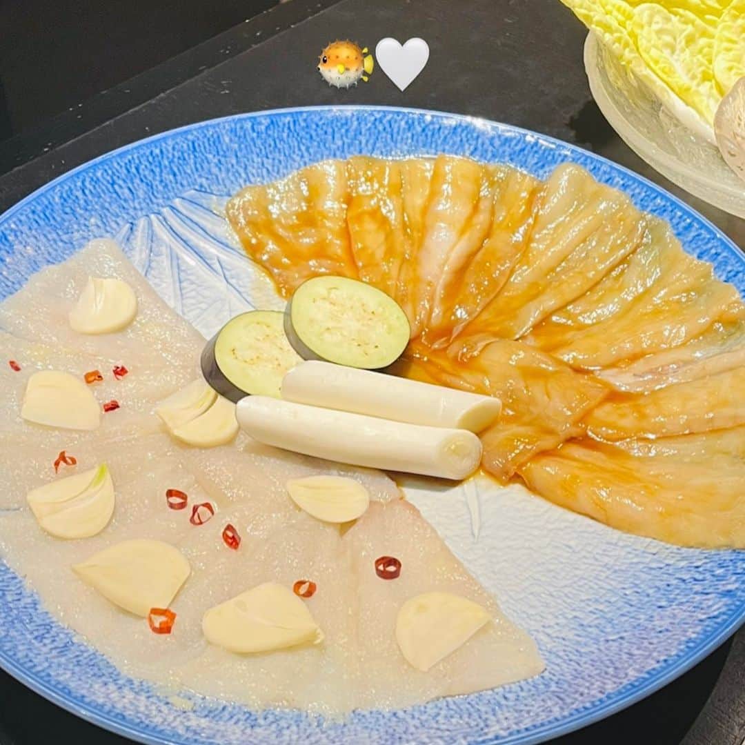 愛沢わかなのインスタグラム：「🐡 めちゃくちゃ時差投稿 > <՞ ՞ . 初めての焼きふぐ、めっちゃおいしかった🩵 お店から近いし誰か行こー😌🩵 もちろん焼いてくれる人限定だよ👼🏻✨ . .」